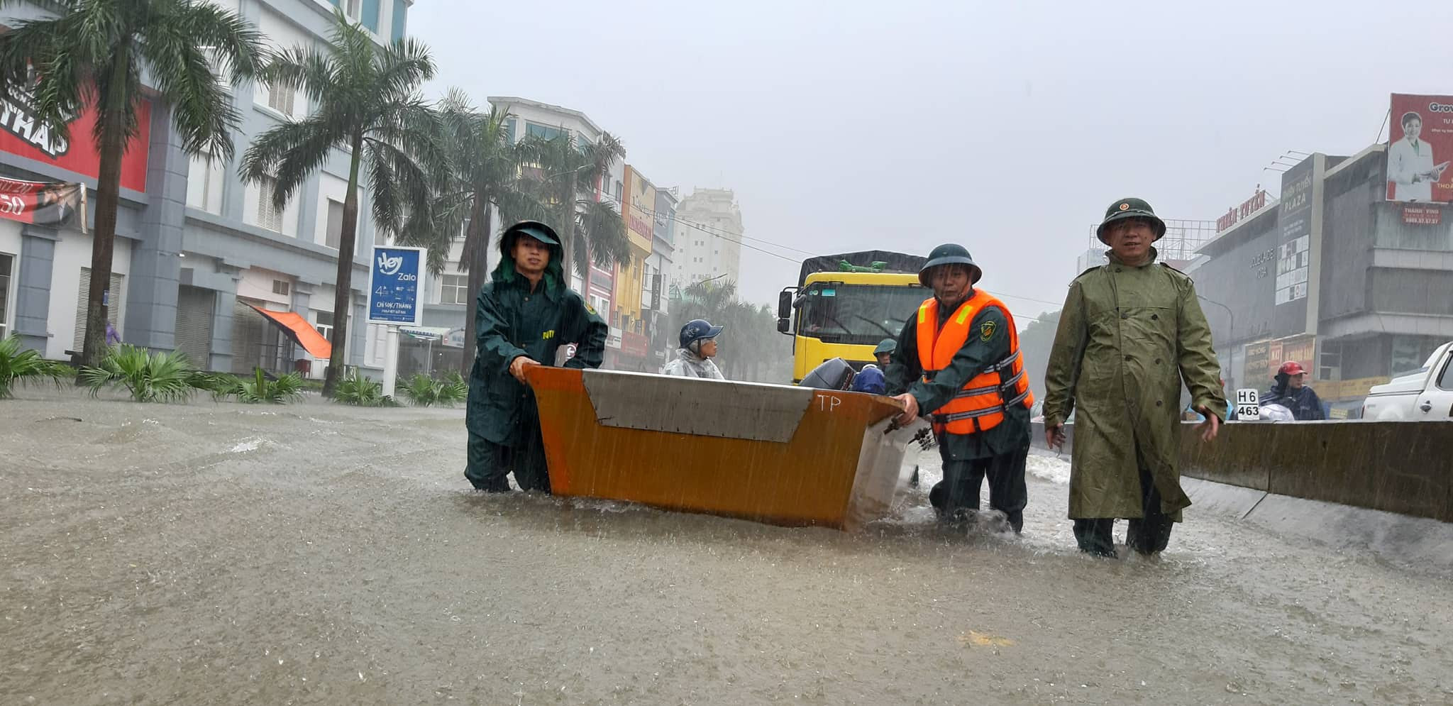 Lưc lượng chức năng bố trí xuồng cứu hộ giúp dân di chuyển qua những đoạn ngập sâu tại thành phố Vinh. Ảnh tư liệu: Thành Cường
