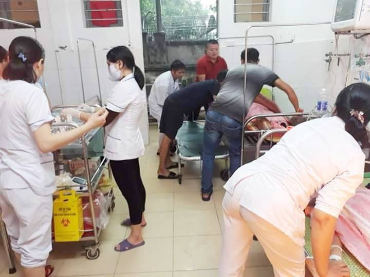 5 học sinh được cấp cứu tại Trung tâm y tế huyện Hưng Nguyên. Ảnh: Kiều Hoa