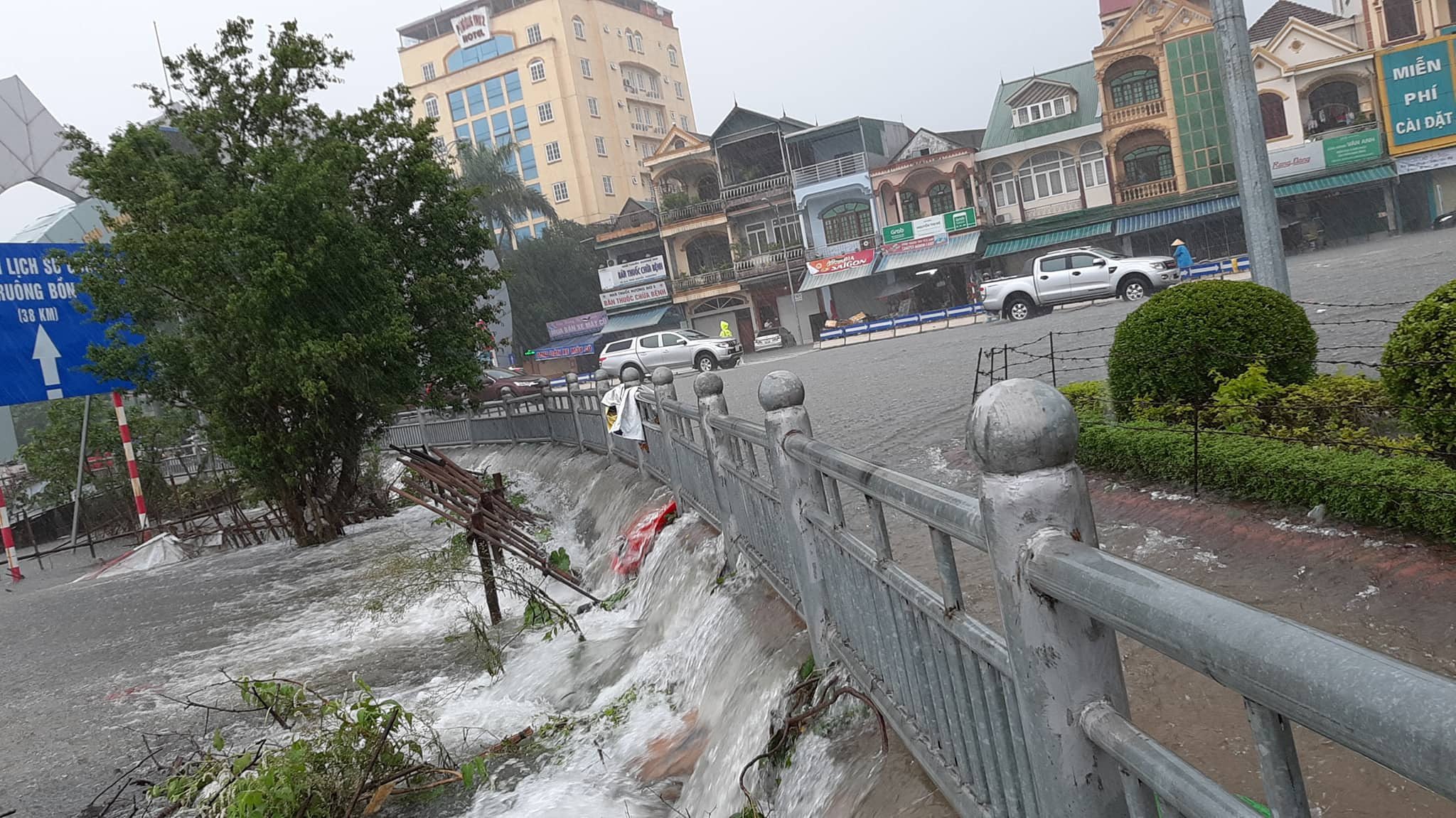 Nhiều cống thoát nước ở trục đường cửa vào Thành phố hướng từ Nam Đàn xuống không thể lịp thòi tiêu úng, nước tiếp tục dâng cao. 
