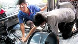 Thợ sửa xe thành Vinh 'hốt bạc' những ngày ngập lụt