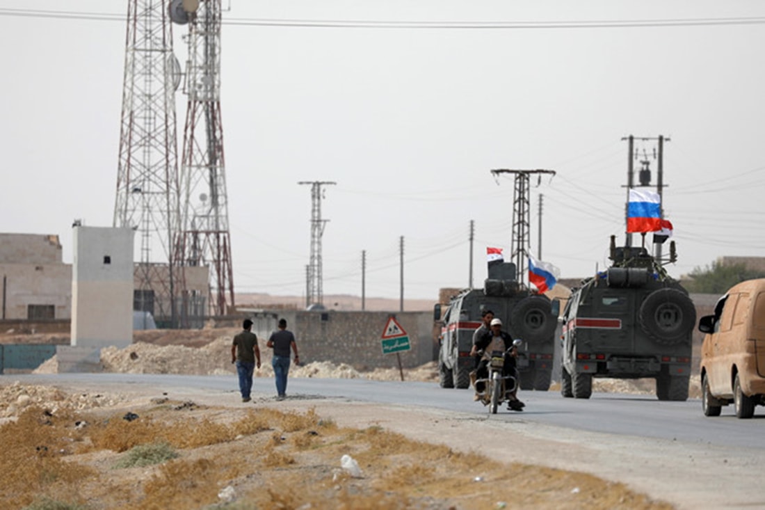 Đoàn xe quân sự của Nga ở ngoại ô Manbij, sau khi Mỹ rút quân khỏi nơi này. Ảnh: Reuters