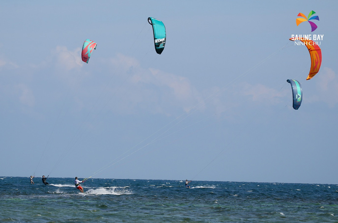 Lướt ván diều ở Ninh Chữ làm du khách quốc tế quay lại nhiều lần.