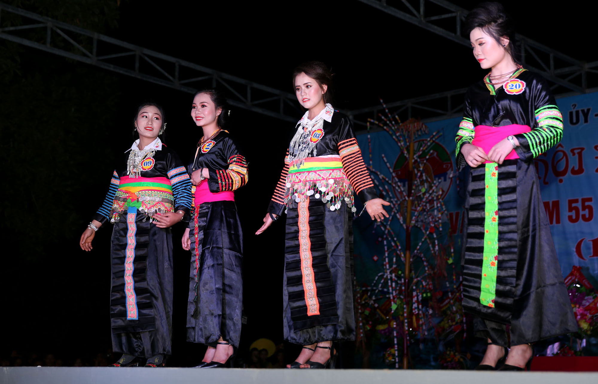 Trang phục của người phụ nữ dân tộc Mông luôn rất sặc sỡ, độc đáo khác thường. Để làm được một bộ trang phục hoàn chỉnh thì mất rất nhiều thời gian và công sức của các bà, các mẹ, các chị và những người thợ. Sự tài tình của phụ nữ Mông chính là họ có thể làm ra những bộ trang phục của dân tộc mình bằng chính đôi bàn tay khéo léo.