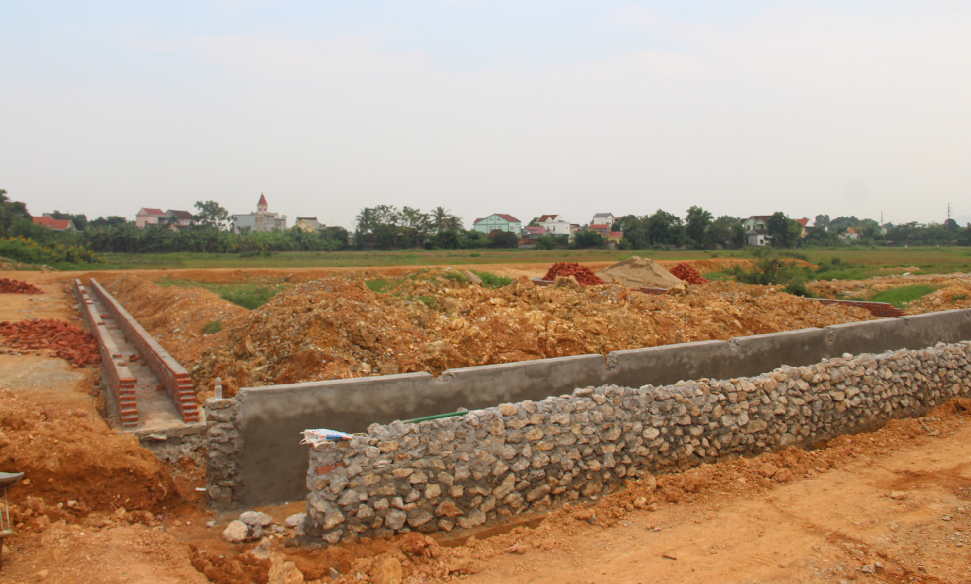 Thiếu đất san lấp nên công trình hạ tầng đấu giá đất thị trấn yên Thành đang phải tạm dừng thi công. Ảnh: V.T