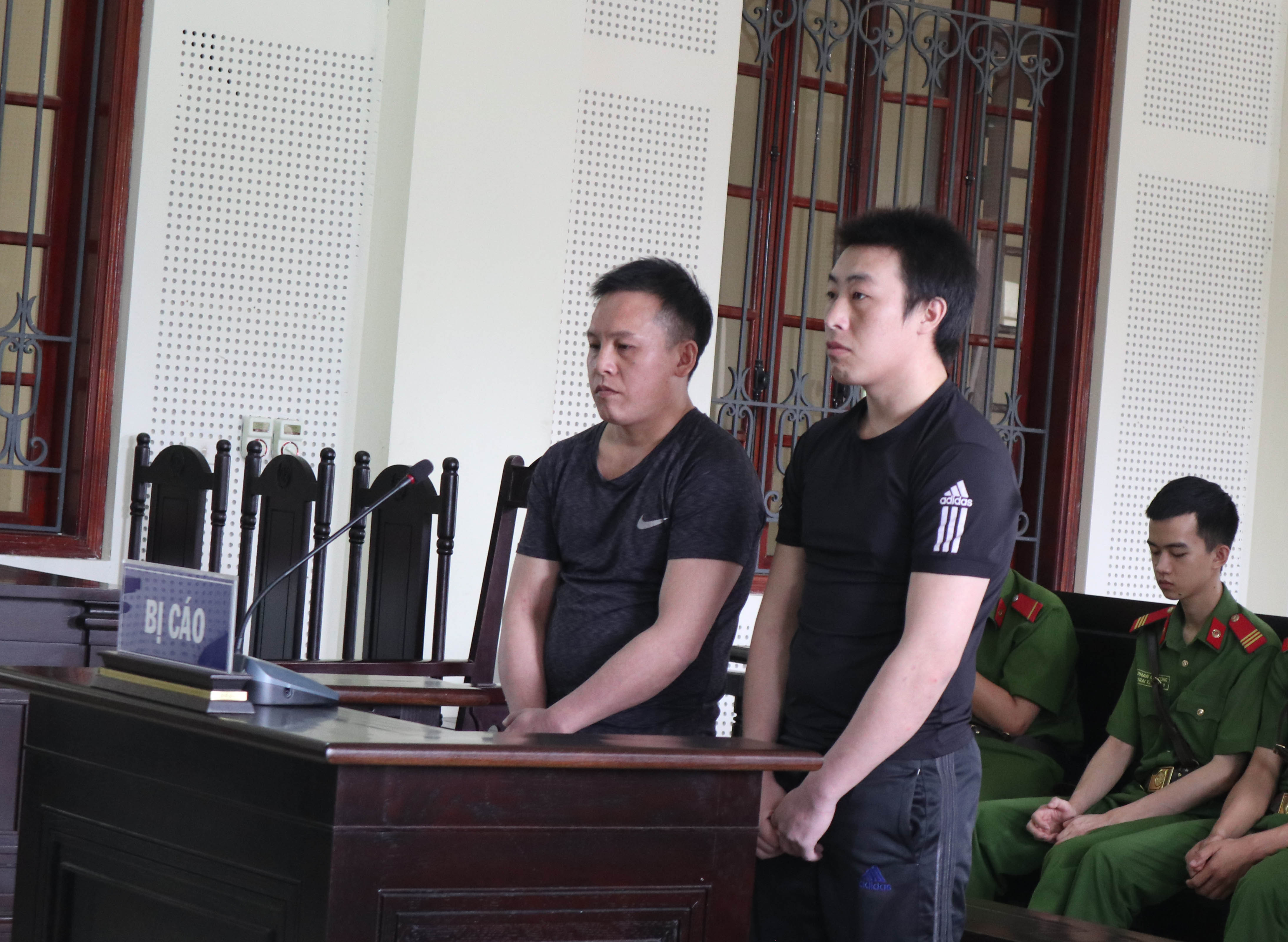 Hai bị cáo Lầu Bá Tểnh và Lầu Bá Chảy tại tòa. Ảnh: Nguyễn Dương