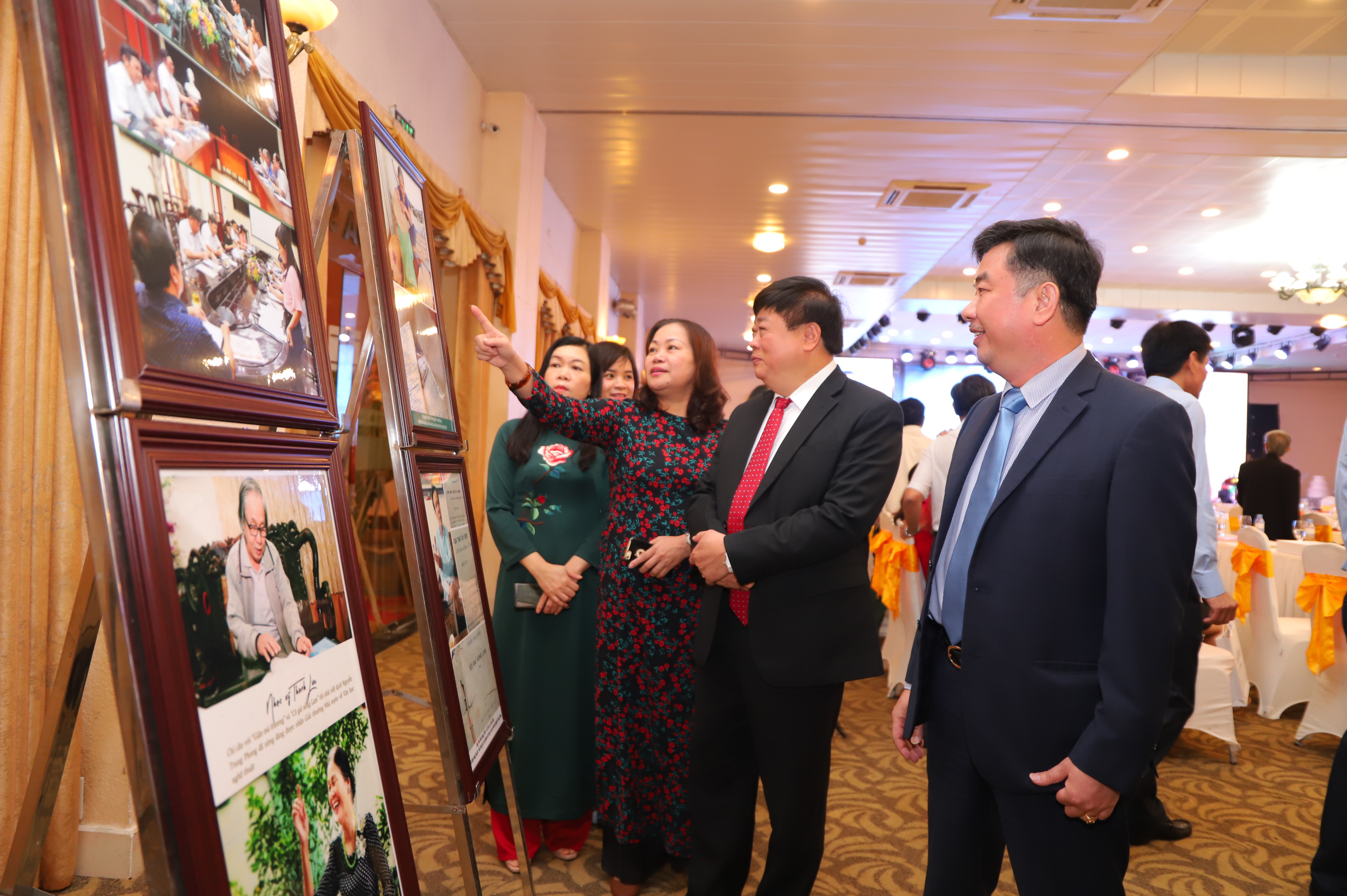 Các đại biểu tham quan triển lãm, trưng bày một số hình ảnh, tư liệu, hiện vật về nhà viết kịch Nguyễn Trung Phong. Ảnh: Phước Anh 