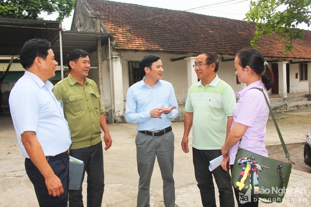 Lãnh đạo Sở Tư pháp Nghệ An trao đổi với các hòa giải viên trên địa bàn huyện Đô Lương. Ảnh tư liệu