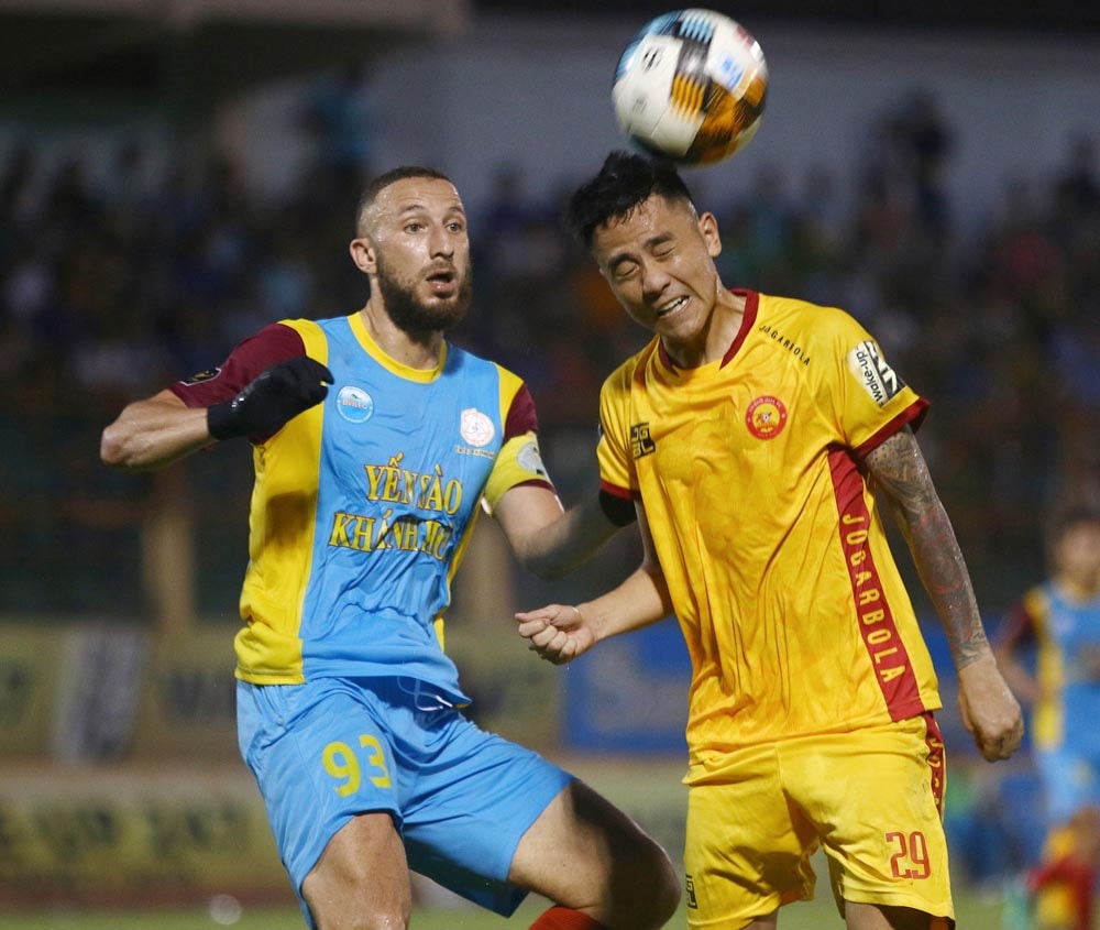 Tấm vé play-off sẽ thuộc về CLB Thanh Hóa (phải) hay CLB Sanna Khánh Hòa (trái)?. Ảnh: VPF