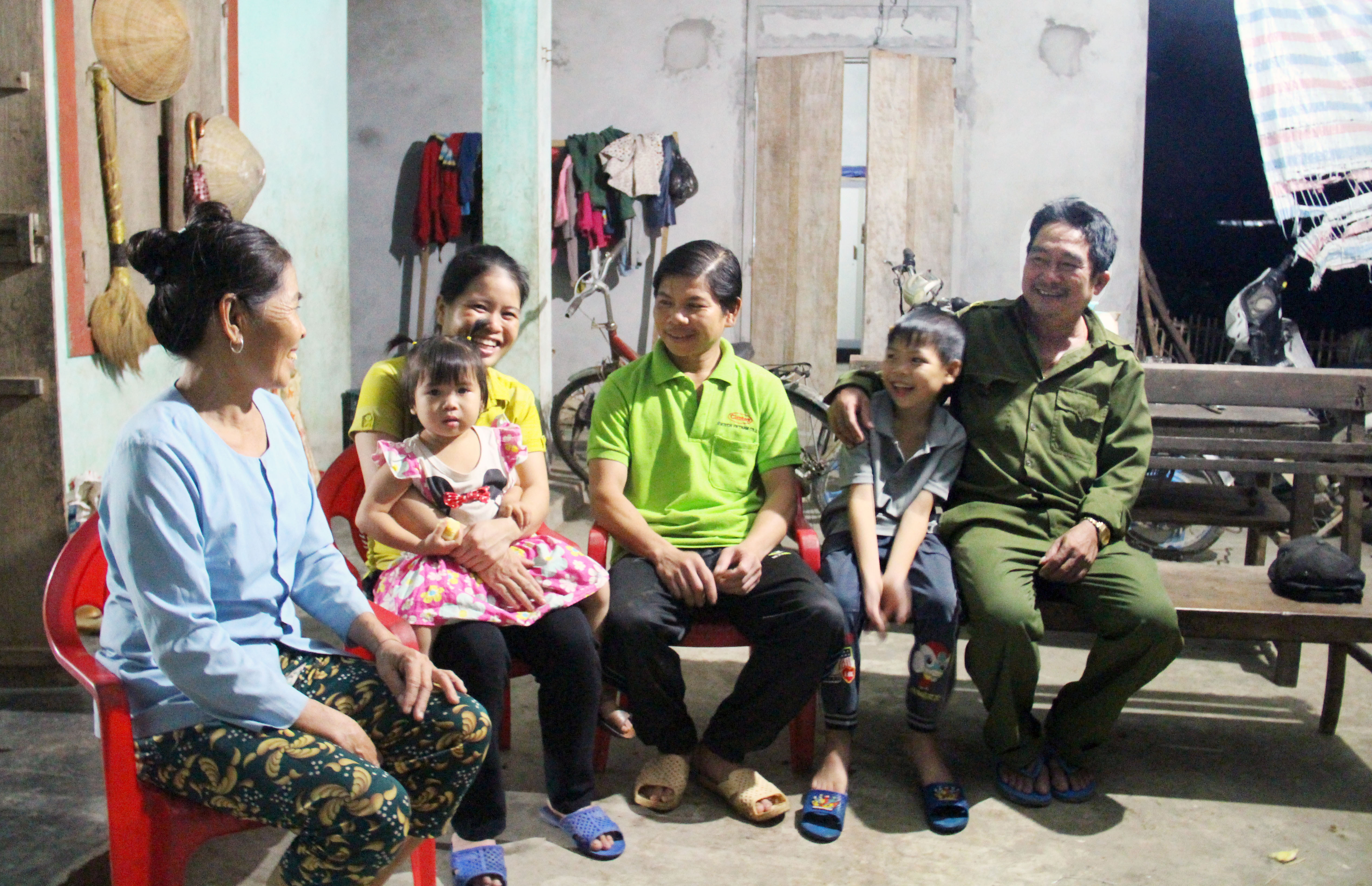 Người có uy tín của thôn 11, xã Hoa Sơn (Anh Sơn), ông Lương Văn Thái (ngoài cùng bên phải) đang tuyên truyền về chính sách kế hoạch hóa gia đình tại nhà bà Hà Thị Chính. Ảnh:Thanh Quỳnh