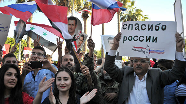 Người dân Syria xuống đường diễu hành với biểu ngữ 