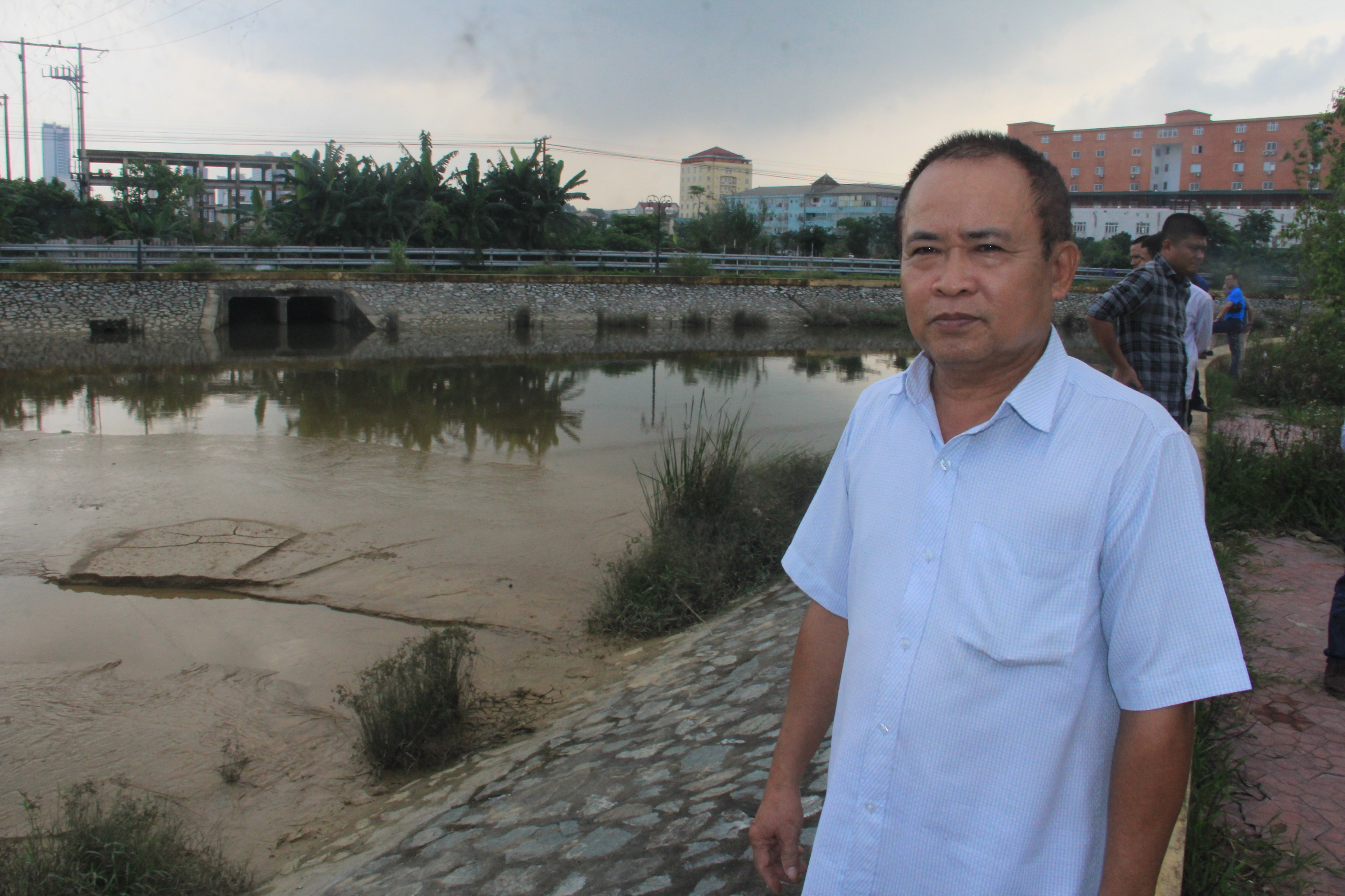 Ông Phan Quang Phấn (trú khối Vĩnh Xuân, phường Đông Vĩnh, TP Vinh) bức xúc trước hành vi xả bùn thải ra hồ điều hòa Cửa Nam của Nhà máy nước Hưng Vĩnh.