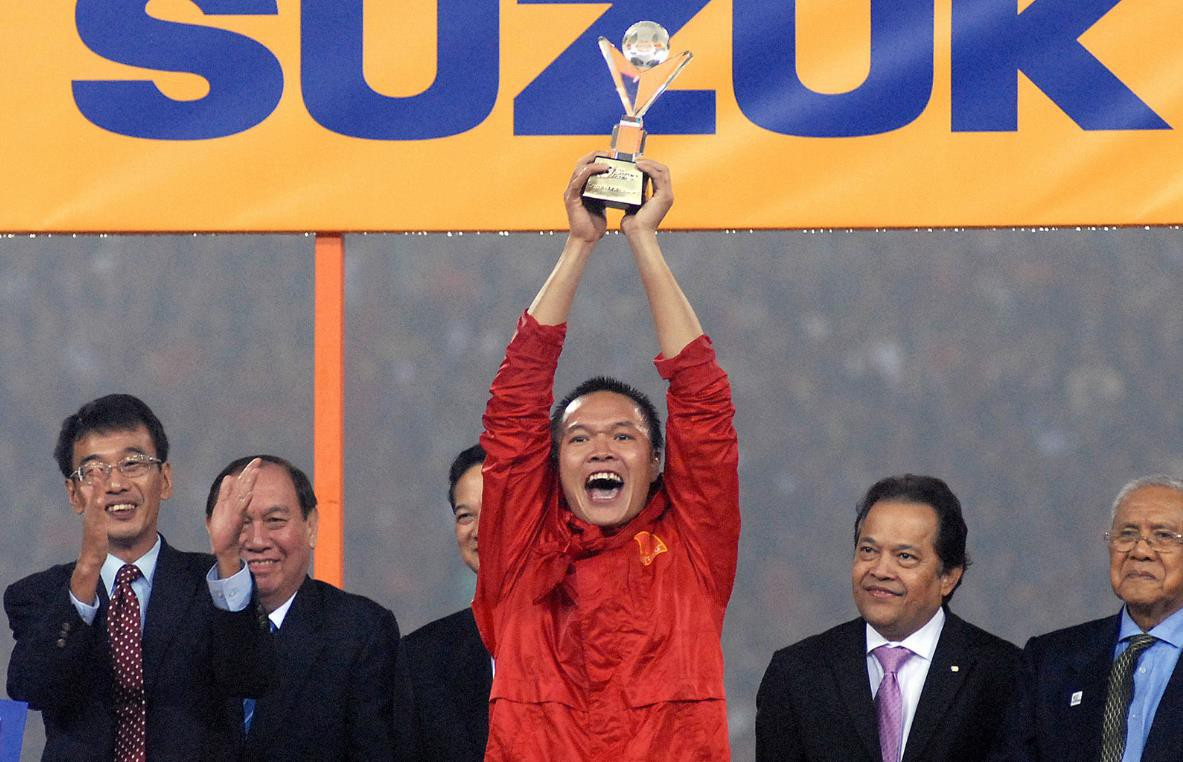 Dương Hồng Sơn nhận danh hiệu “cầu thủ xuất sắc nhất giải” tại AFF Cup 2008. Ảnh: Zing