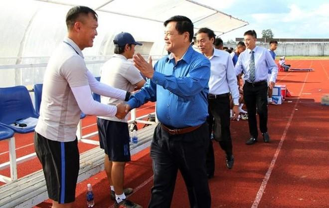 Dương Hồng Sơn (ngoài cùng bên trái) trên cương vị HLV trưởng U21 Hà Nội. Ảnh: Thanh Niên