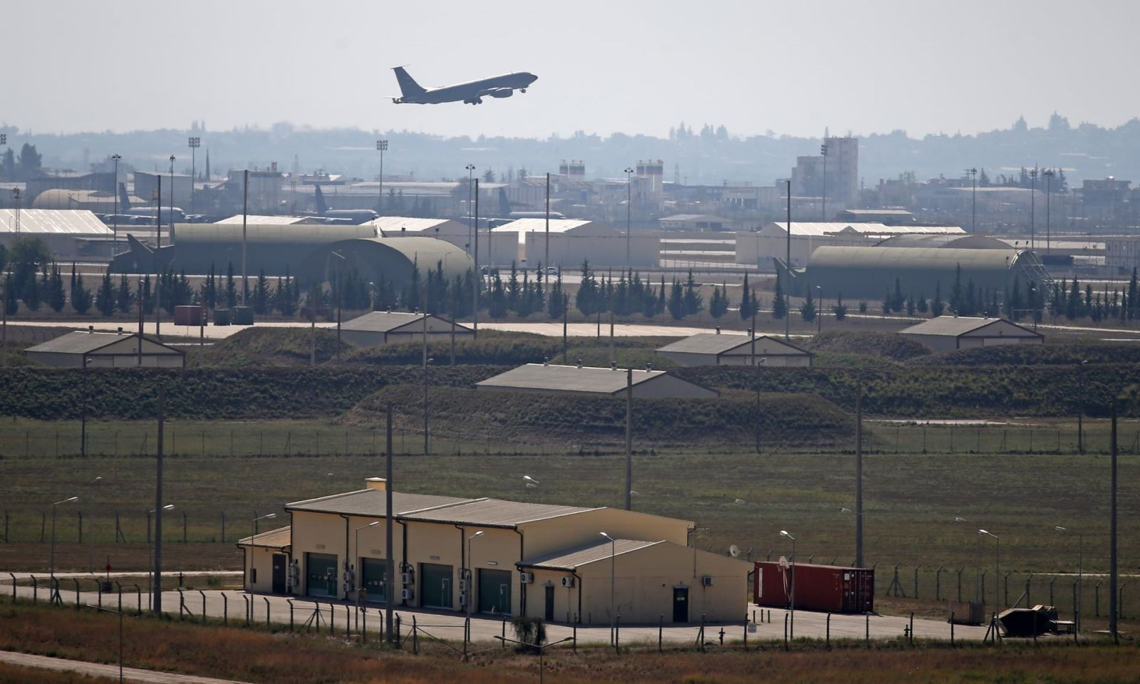 Một máy bay quân sự Thổ Nhĩ Kỳ cất cánh từ căn cứ không quân İncirlik - nơi đang dự trữ 50 quả bom hạt nhân của Mỹ. Ảnh: Anadolu Agency
