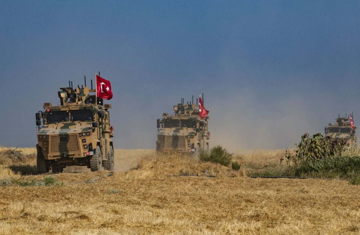 Thổ Nhĩ Kỳ gia tăng ảnh hưởng tại Trung Đông. Trong ảnh: Binh sĩ và xe thiết giáp chở quân Thổ Nhĩ Kỳ tràn sang Syria. Ảnh: NBCNews