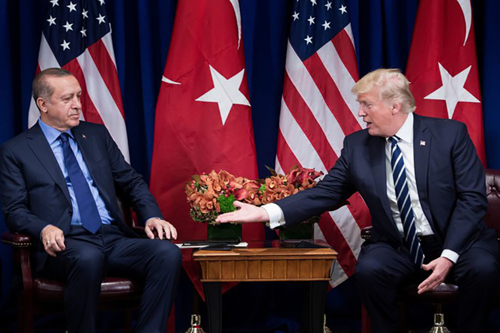Để tăng vị thế trên toàn cầu, Thổ Nhĩ Kỳ buộc phải tách khỏi NATO mà đứng đầu là Mỹ. Trong ảnh: Tổng thống Thổ Nhĩ Kỳ Erdogan và Tổng thống Mỹ Trump. Ảnh: Politico