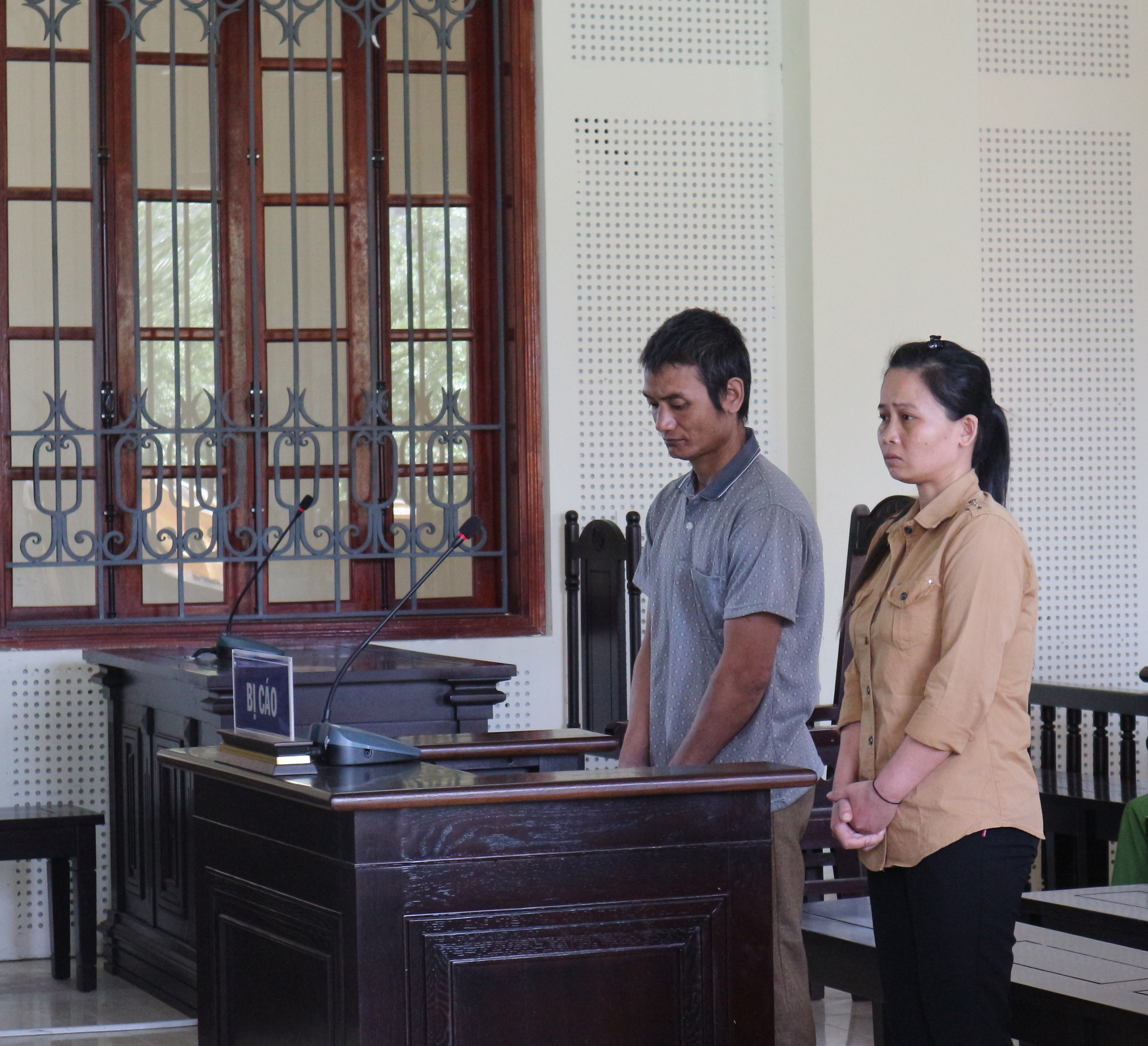 Hai bị cáo Lin Thị Tuyên và Moong Văn Long tại tòa. Ảnh: Trần Vũ