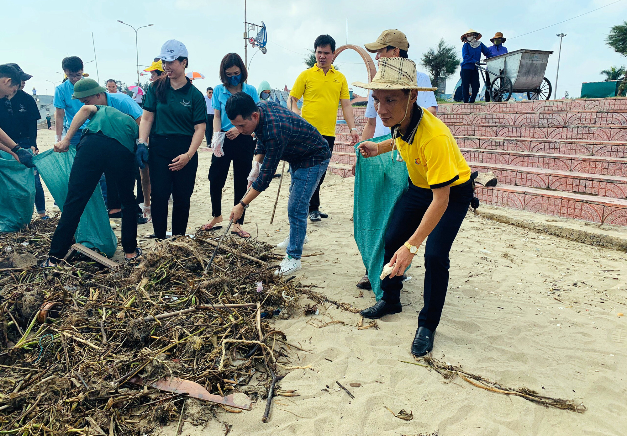 Các doanh nghiệp du lịch Nghệ An xuống vệ sinh, làm sạch bãi biển Cửa Lò. Ảnh: Thành Chung