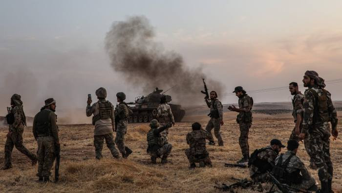 Các binh sỹ Thổ Nhĩ Kỳ và các chiến binh Syria do Thổ Nhĩ Kỳ hậu thuẫn tại ngoại ô thành phố Manbij. Ảnh: AFP
