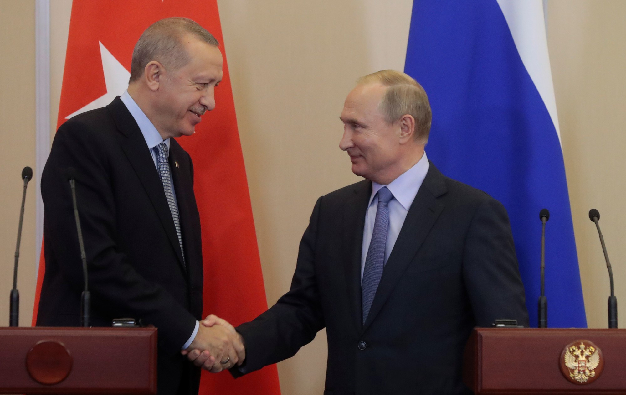 Tổng thống Thổ Nhĩ Kỳ Tayip Erdogan và Tổng thống Nga Vladimir Putin bắt tay nhau tại Sochi, Nga ngày 22/10/2019. Ảnh: Reuters