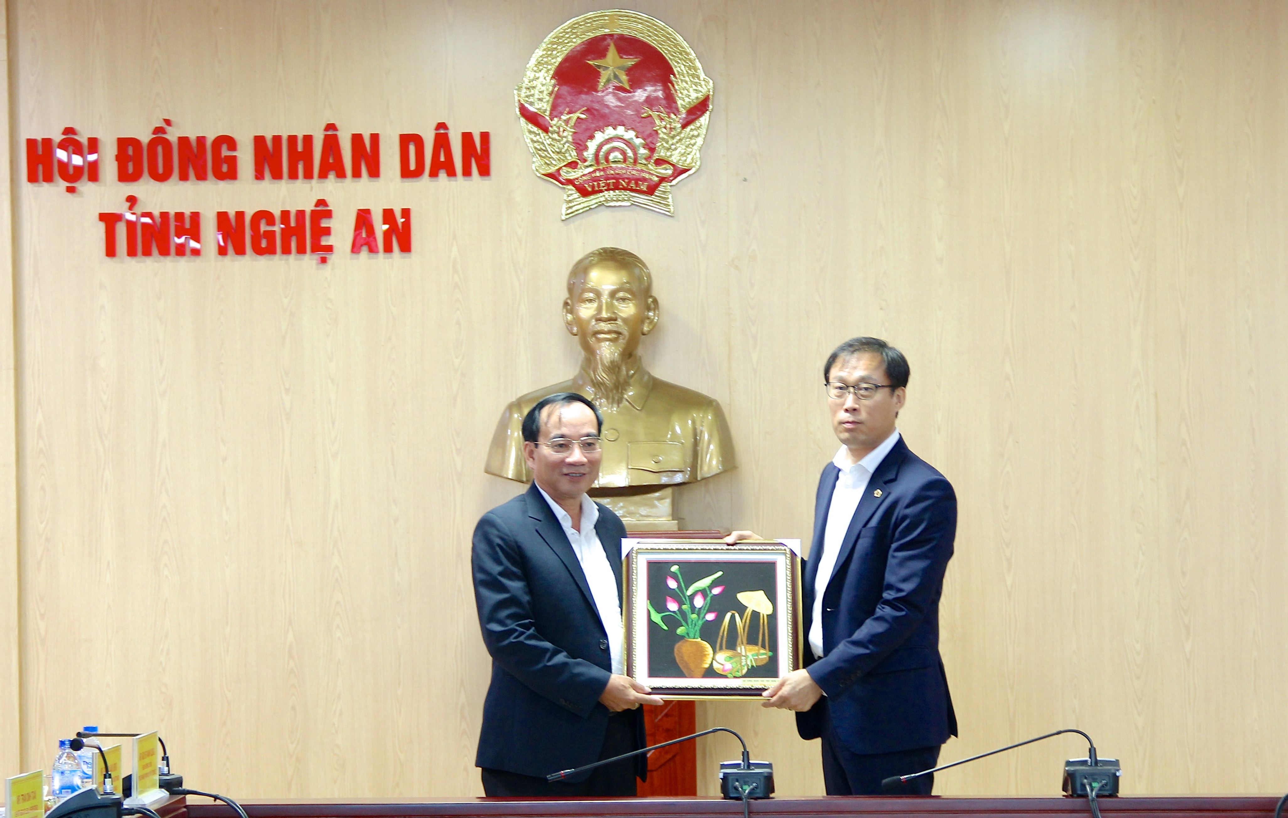 Lãnh đạo HĐND tỉnh Nghệ An trao tặng món quà lưu niệm cho đoàn đại biểu Quốc hội tỉnh Gyeoggi-do. Ảnh: Mỹ Nga 