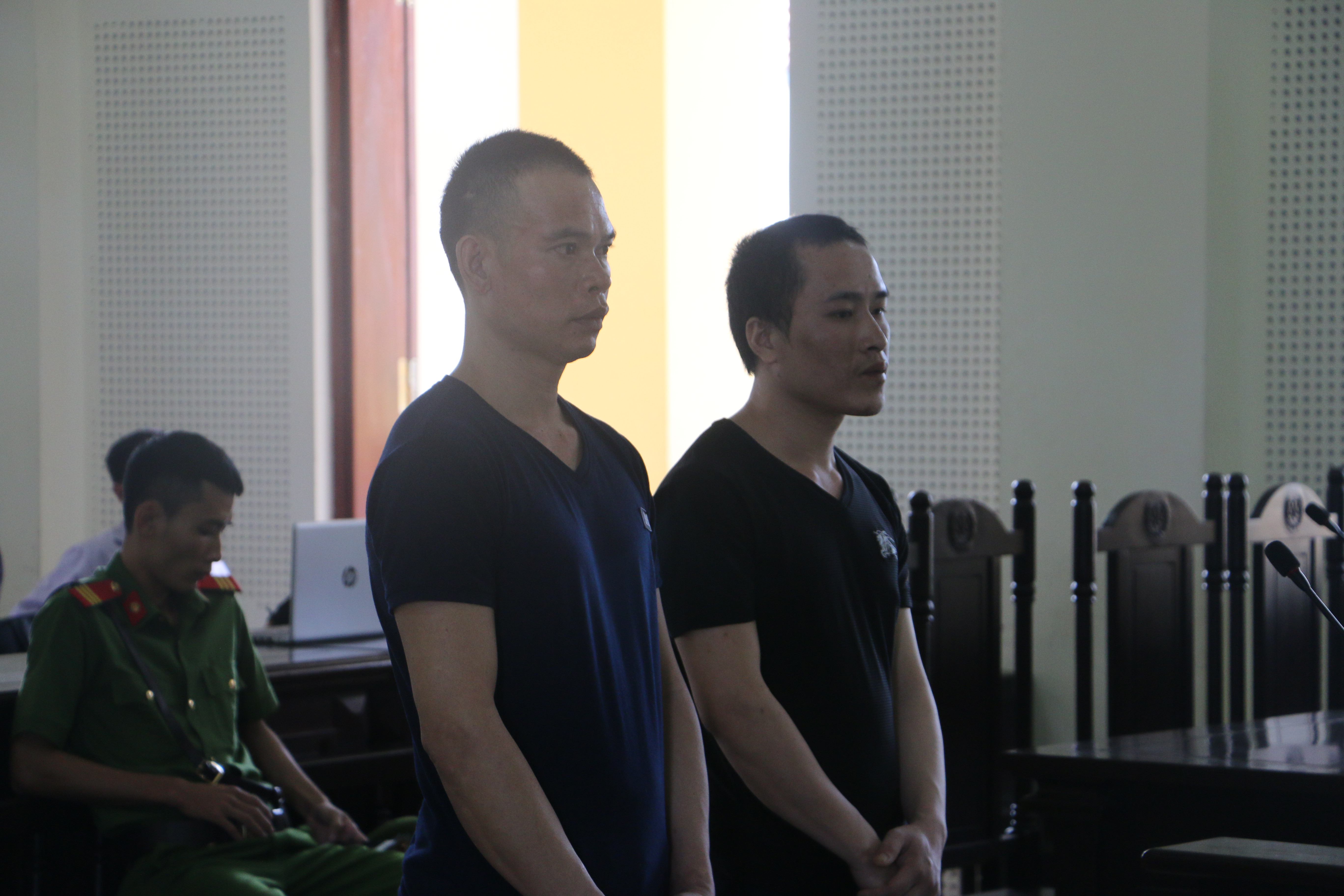 Bị cáo Lô Văn Hà, Lữ Văn Thái tại phiên tòa (lần lượt trái qua phải). Ảnh: An Quỳnh.