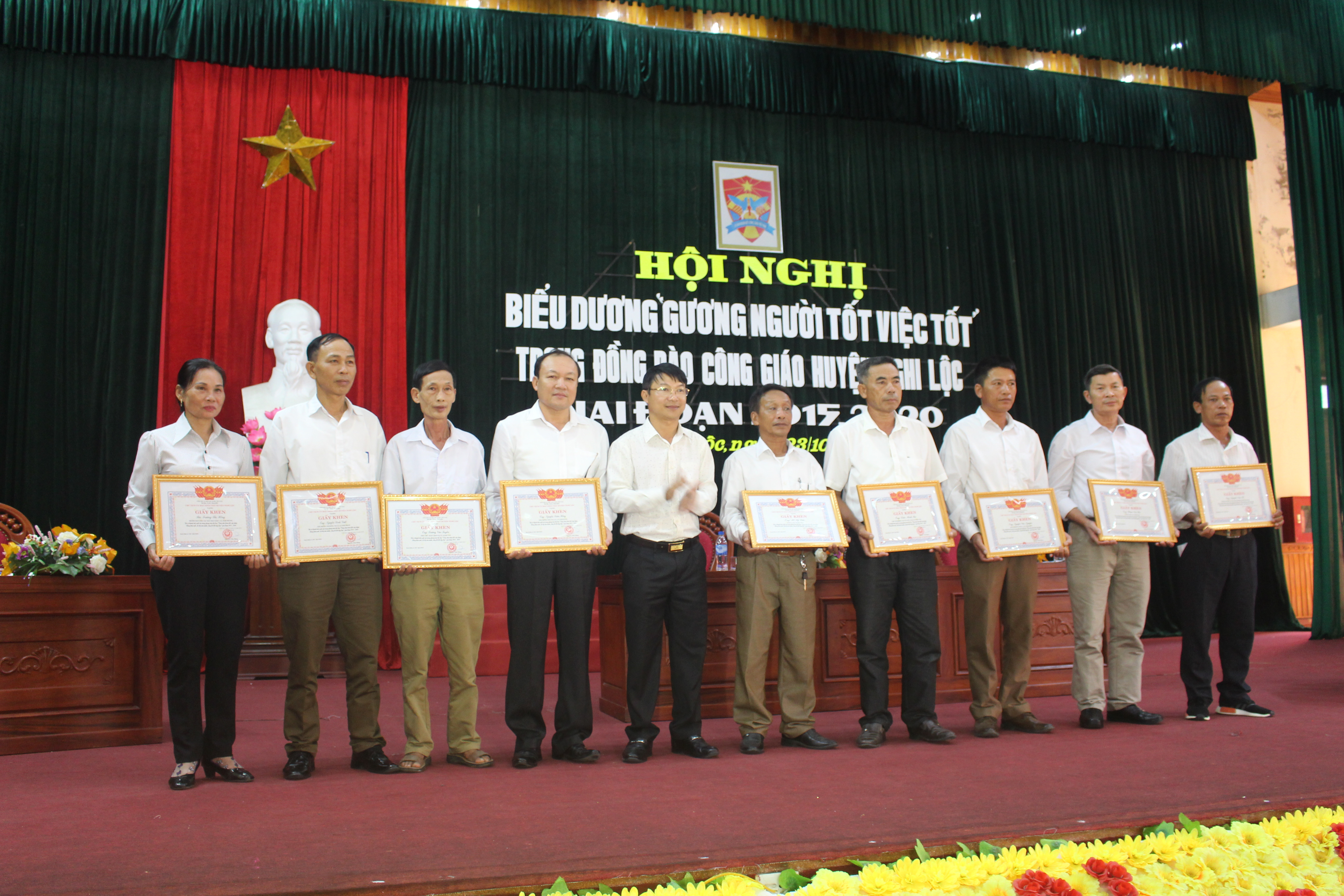 Chủ tịch UBND huyện Nghi Lộc trao tặng Giấy khen cho các cá nhân tiêu biểu. Ảnh: Nhật Tuấn