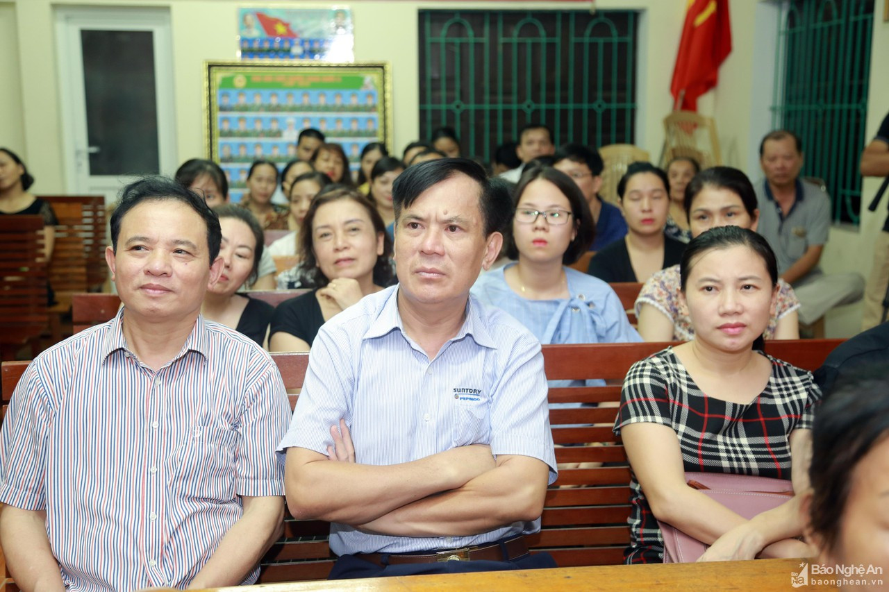 Các đảng viên dự buổi sinh hoạt nơi cư trú ở khối 4, phường Trường Thi, thành phố Vinh . Ảnh minh họa Đào Tuấn