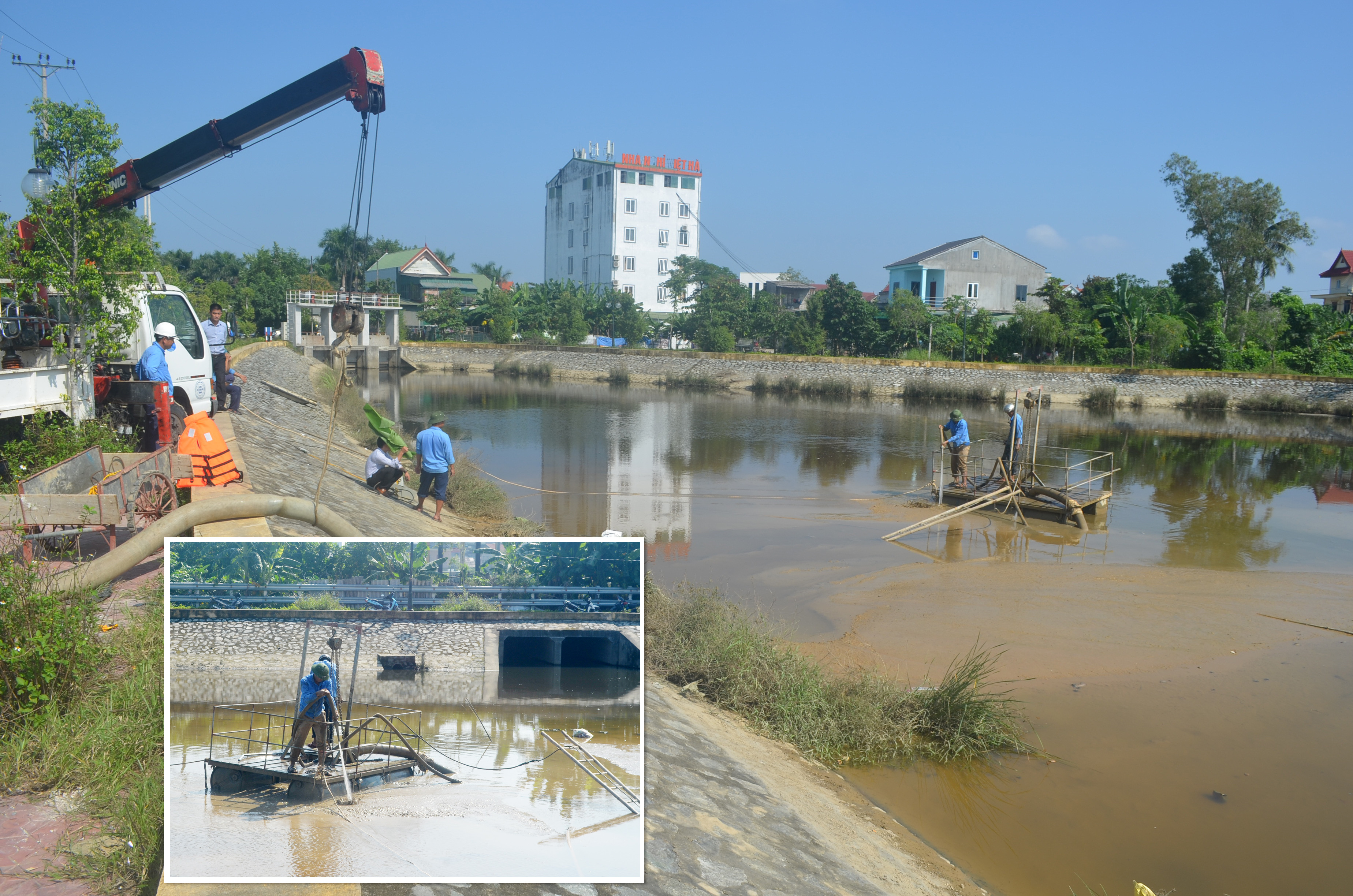 Công ty CP Cấp nước Nghệ An tổ chức hút bùn thải khỏi hồ điều hòa trở lại hố lắng trong ngày 22/10. Ảnh: Nhật Lân