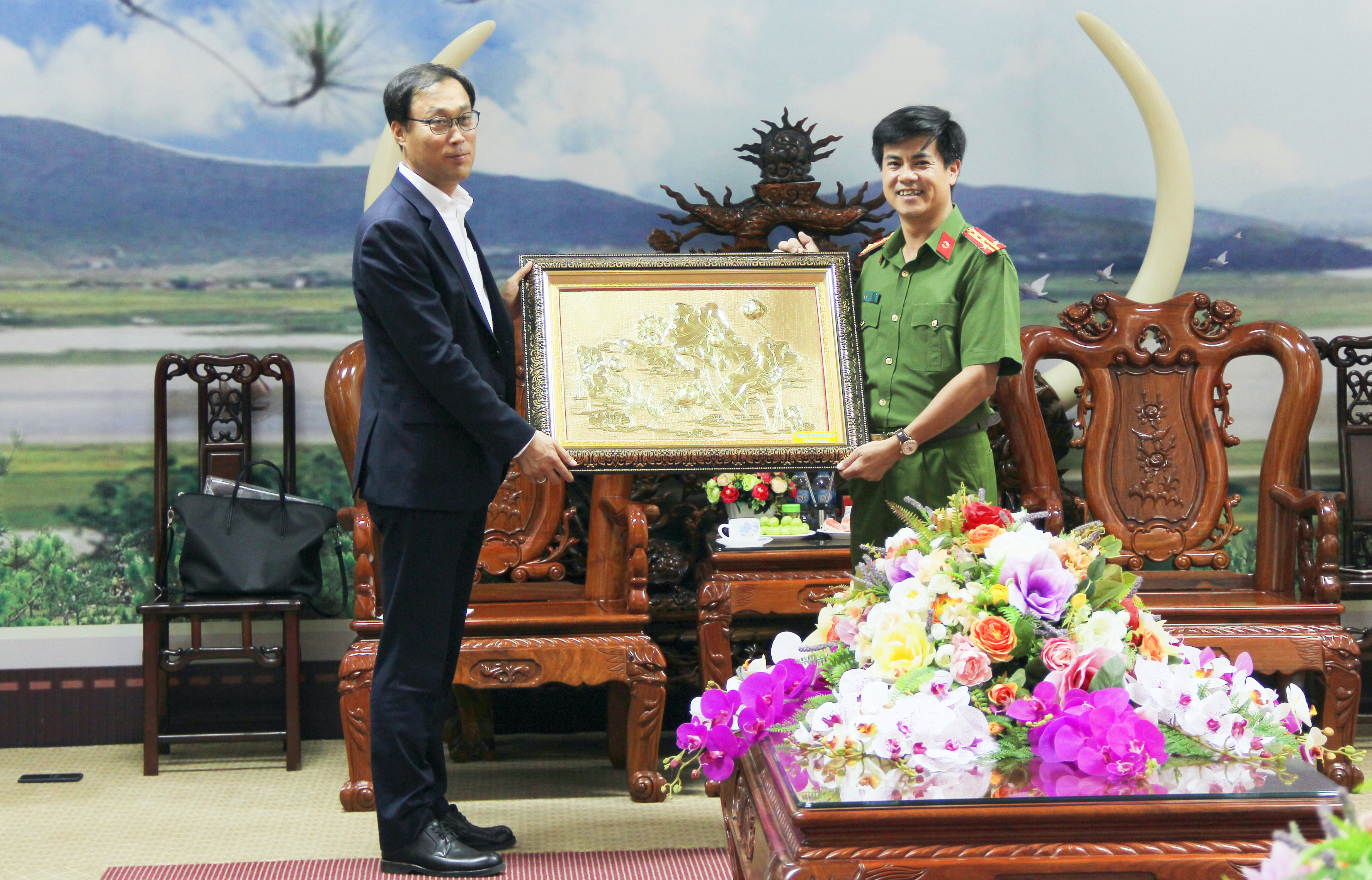 Lãnh đạo Công an tỉnh Nghệ An trao tặng món quà lưu niệm cho đoàn đại biểu HĐND tỉnh Gyeonggi-do. Ảnh: Mỹ Nga 