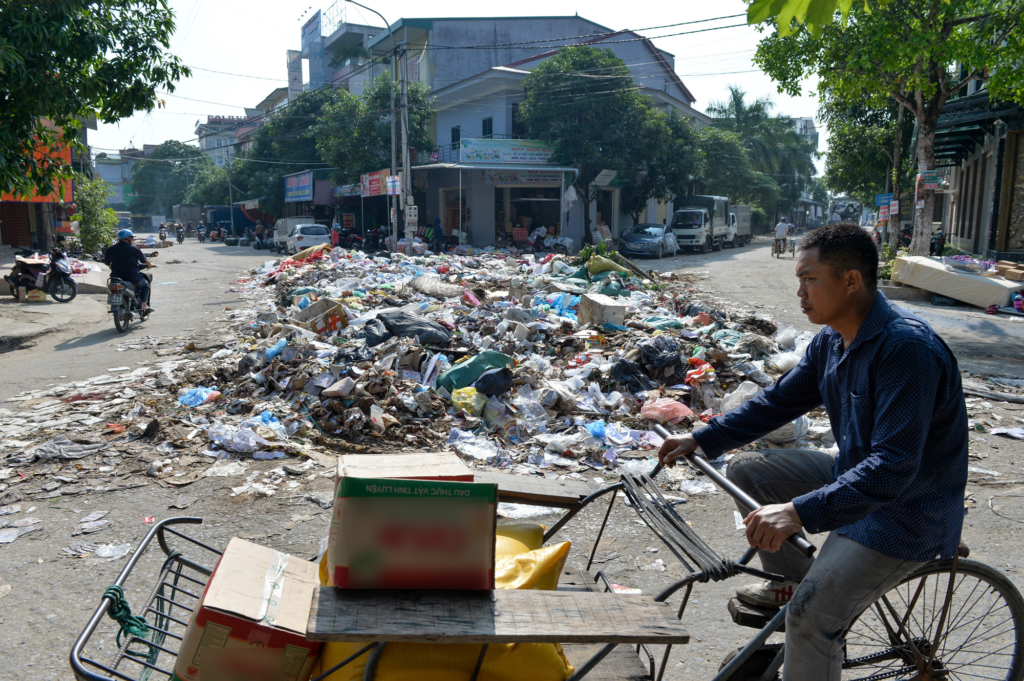 Tại ngã tư đường Số 4 và Số 2 thuộc khu đô thị Long Châu, phường Vinh Tân ( TP Vinh) xuất hiện một bãi rác thải tự phát. Bãi rác khổng lồ chiềm gần trọn ngã tư đường. Ảnh: Thành Cường