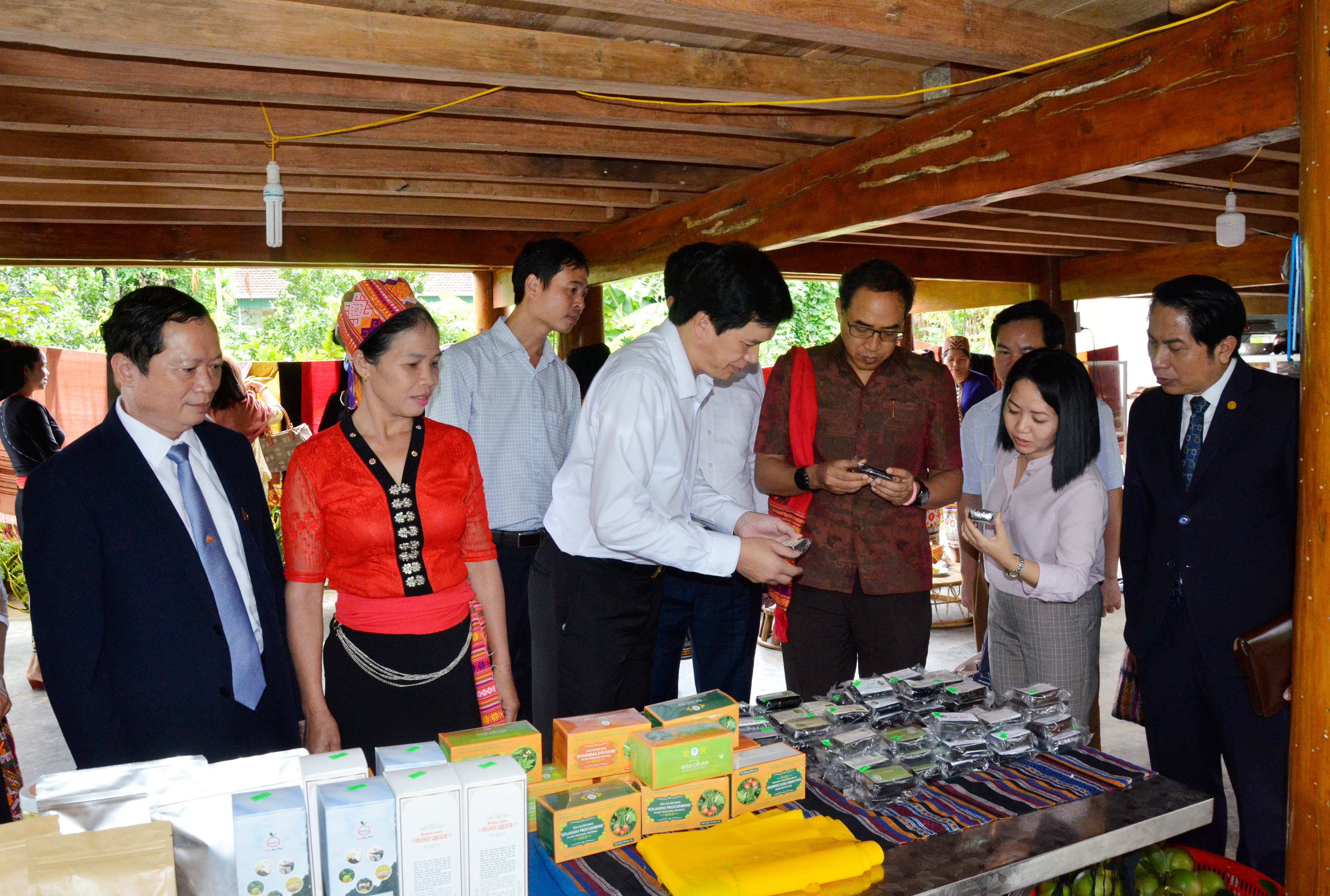 Đại sứ quán Thái Lan tham quan các sản phẩm du lịch của bản Nưa xã Yên Khê (Con Cuông). Ảnh: Thanh Lê
