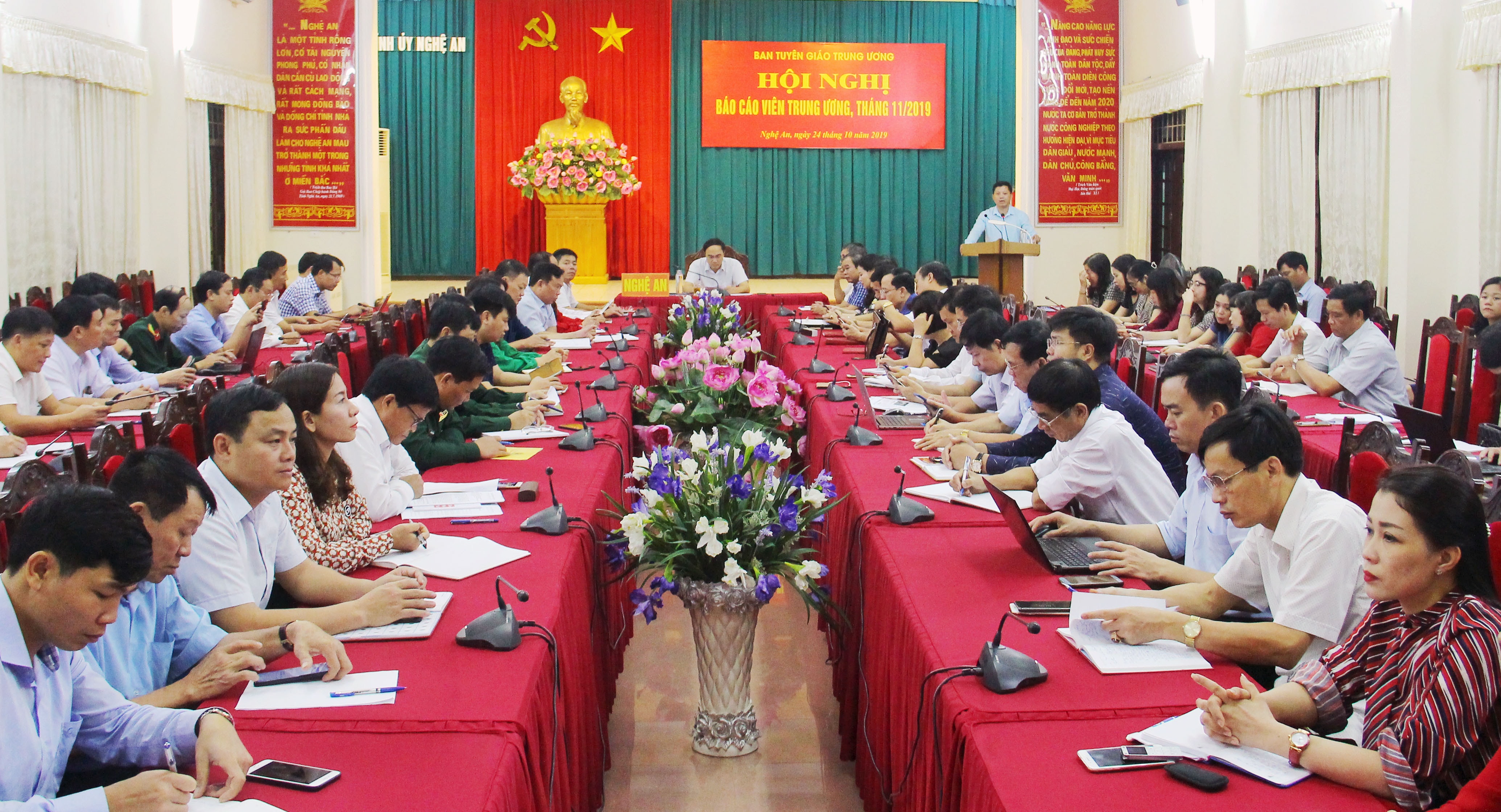 Sáng 24/10, Ban Tuyên giáo Trung ương tổ chức Hội nghị trực tuyến báo cáo viên các tỉnh ủy, thành ủy, đảng ủy trực thuộc Trung ương tháng 11-2019. Dự hội nghị có đồng chí Nguyễn Thanh Long, Phó Trưởng Ban Tuyên giáo Trung ương đã chủ trì Hội nghị trực tuyến. Tại điểm cầu Nghệ An, đồng chí Trần Quốc Khánh - Phó trưởng Ban Tuyên giáo Tỉnh ủy chủ trì. Ảnh: Thanh Quỳnh