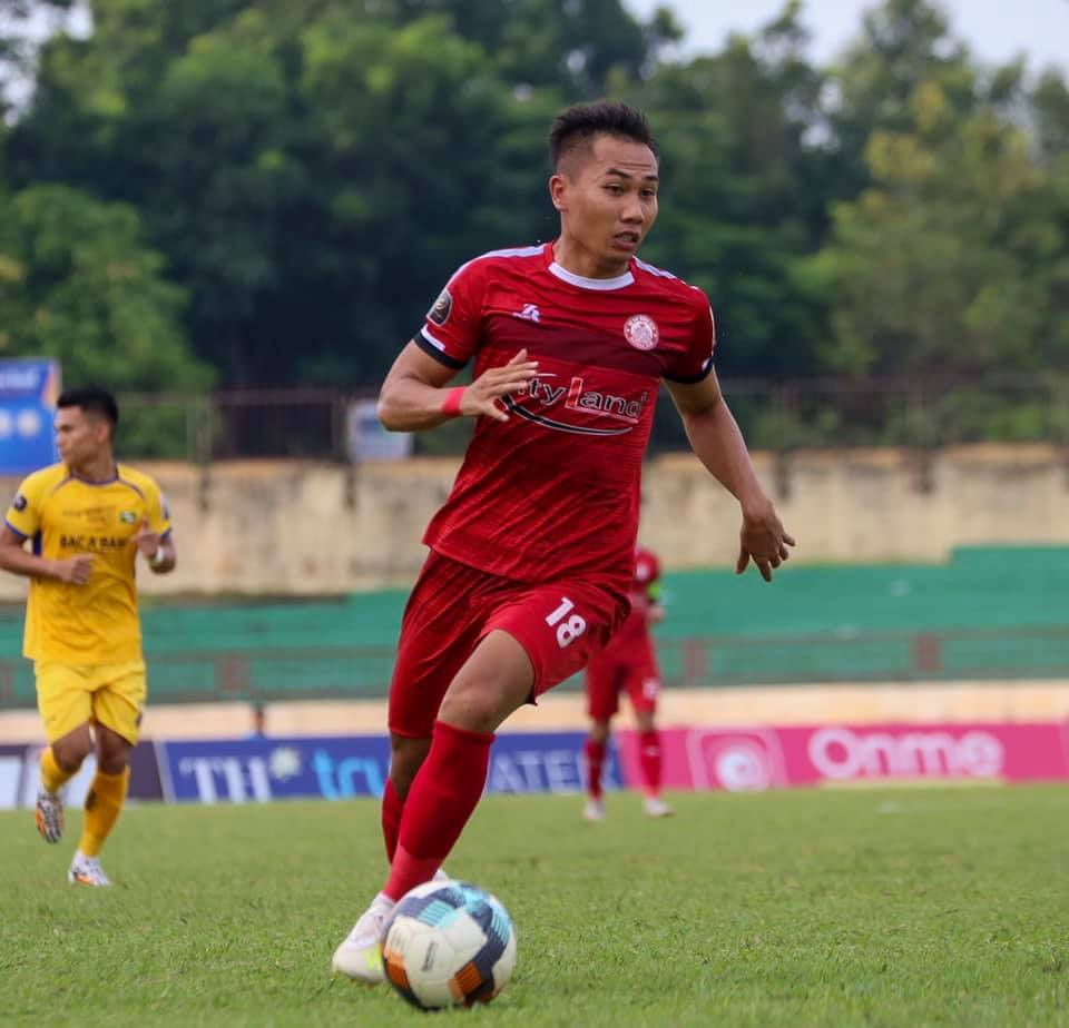 Vũ Quang Nam trong lần trở lại sân Vinh để đối đầu với đội bóng cũ SLNA. Ảnh: CLB TP.HCM 