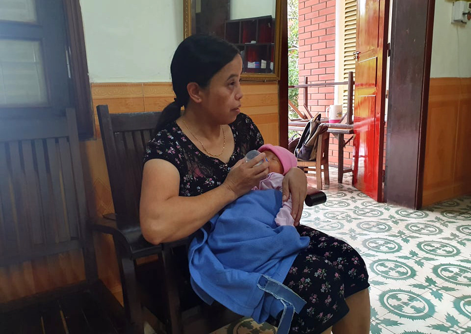 Các mẹ trong làng trẻ SOS Vinh được giao chăm sóc tạm thời cho cháu bé 