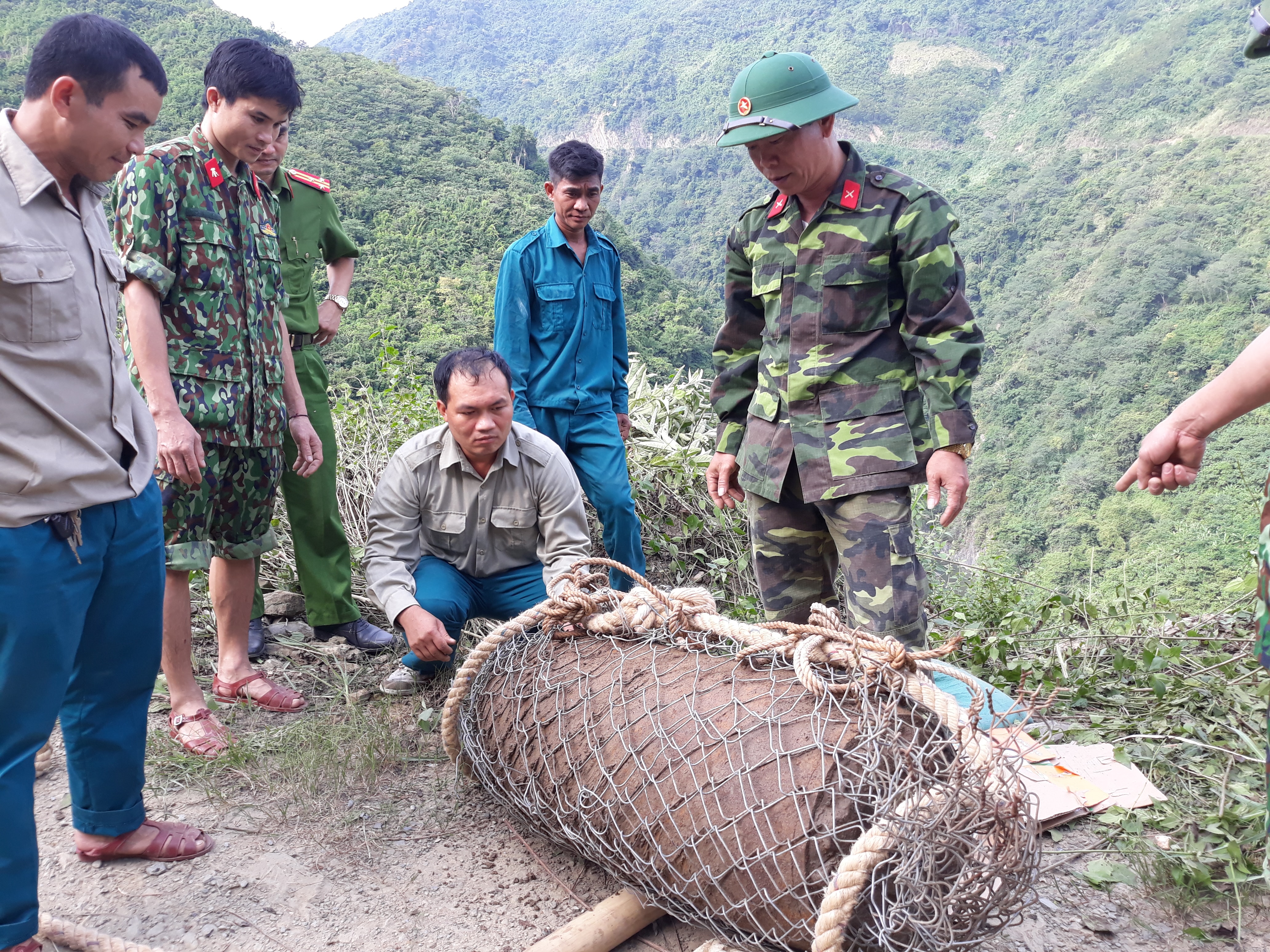 Quả bom có chiều 1,2 m, đường kính 45 cm, nặng 350kg, có sức công phá khủng. 