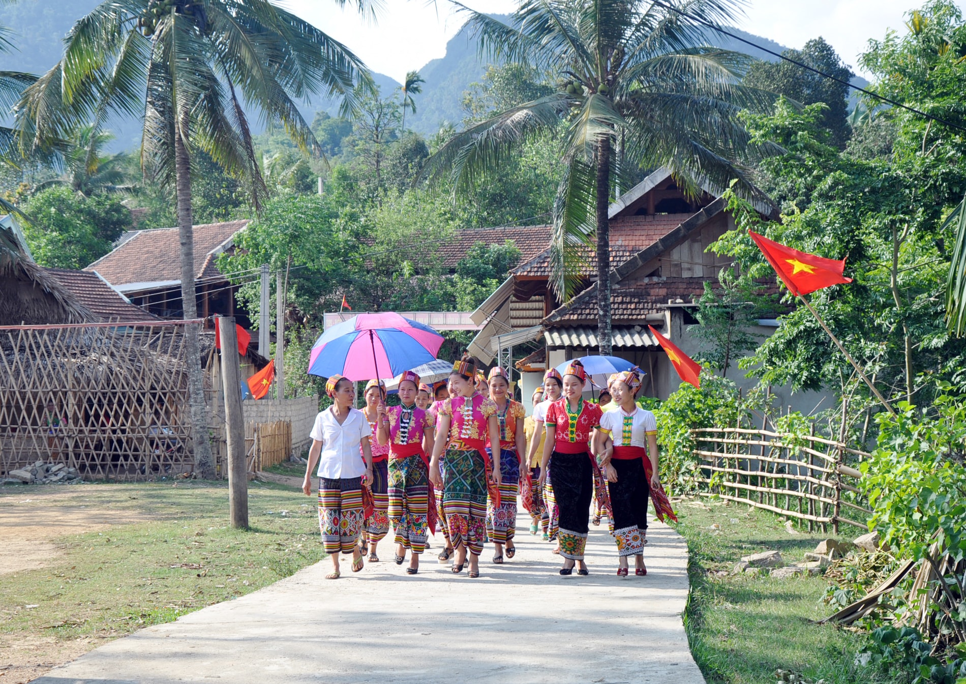 Bà con dân tộc Thái xã Bình Chuẩn (Con Cuông) luôn có ý thức bảo tồn trang phục và không gian văn hóa truyền thống.