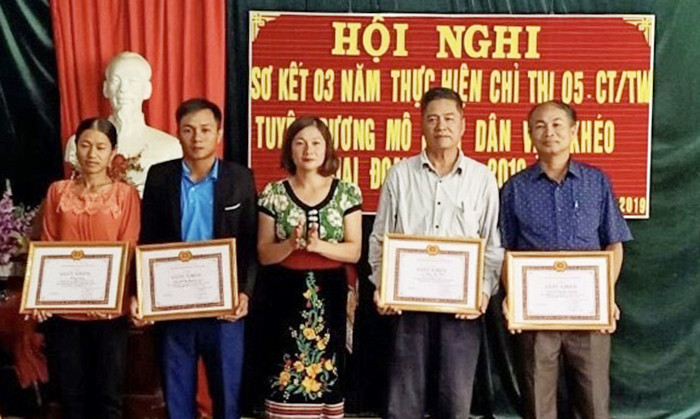 Phó Bí thư Đảng ủy xã Châu Thắng Lương Thị Chi trao Giấy khen cho các cá nhân, điển hình dân vận khéo.