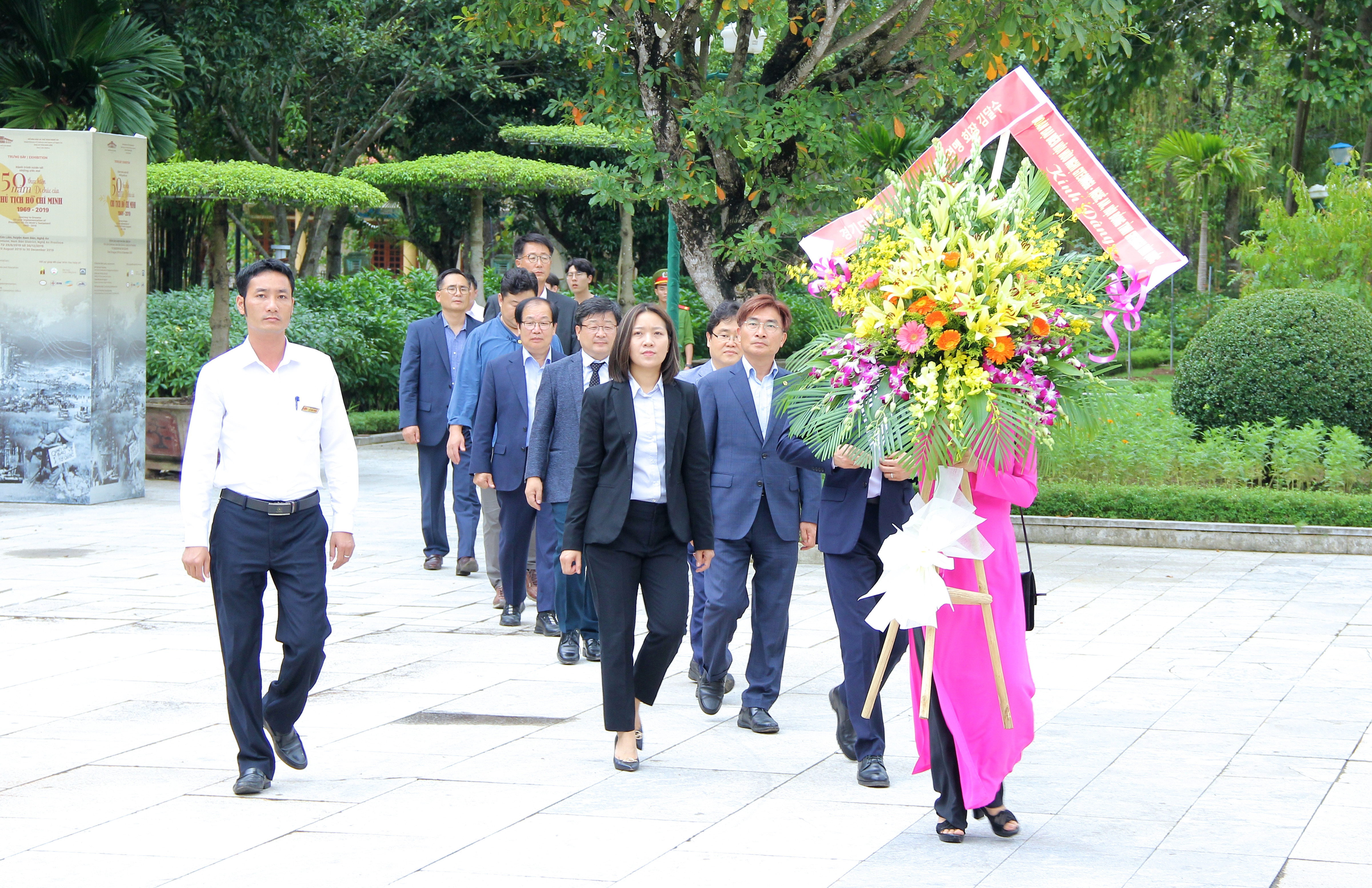 Đoàn đại biểu HĐND tỉnh Gyeonggi-do (Hàn Quốc) dâng hoa tại Khu Di tích Kim Liên. Ảnh: Mỹ Nga 