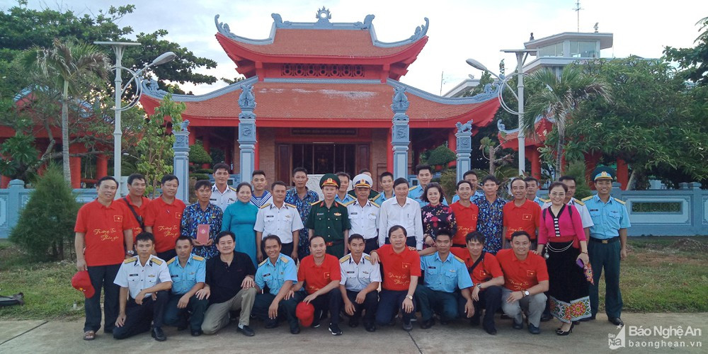 Đoàn đại biểu tỉnh Nghệ An chụp ảnh lưu niệm cùng các cán bộ, chiến sỹ là người Nghệ An đang làm nhiệm vụ ở trên đảo Trường Sa vào tháng 5/2019. Ảnh tư liệu: Đô Lương