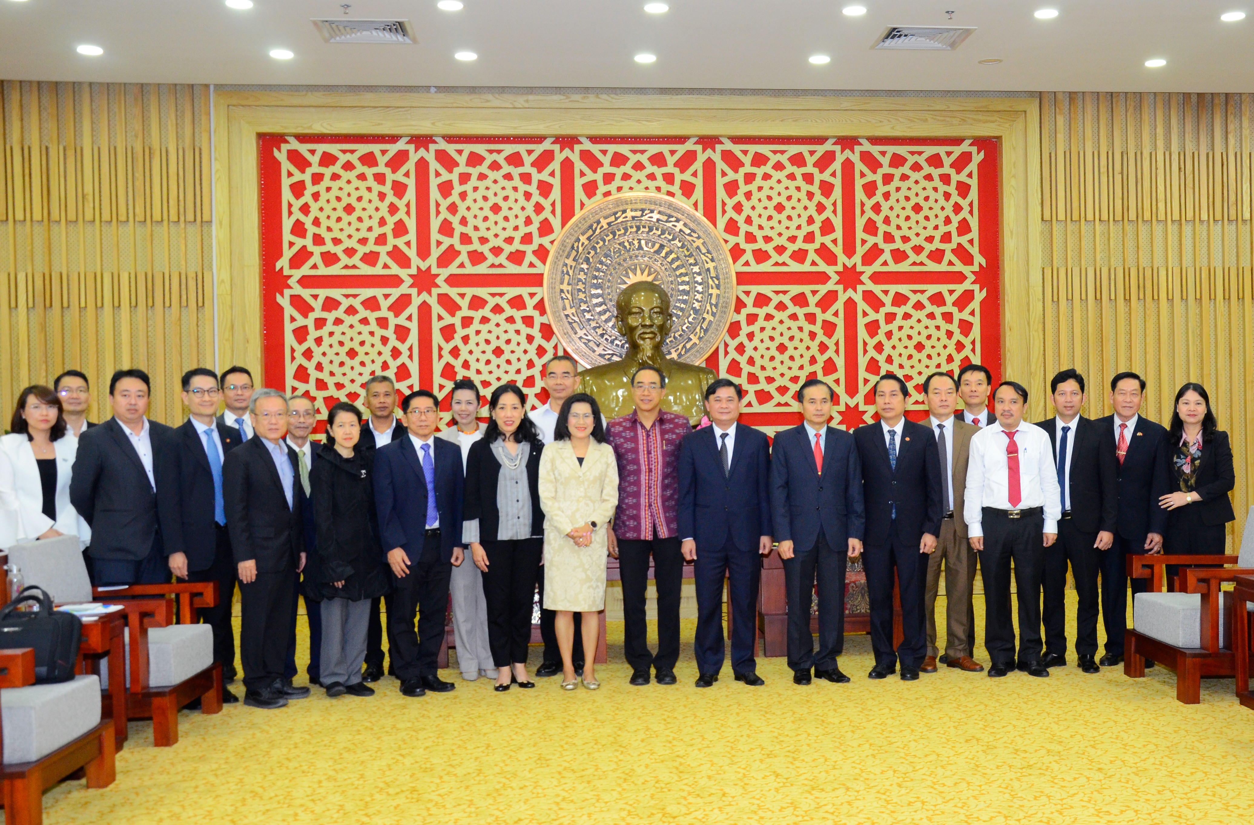 Đoàn đại sứ Thái Lan chụp ảnh lưu niệm cùng lãnh đạo tỉnh Nghệ An. Ảnh: Thanh Lê