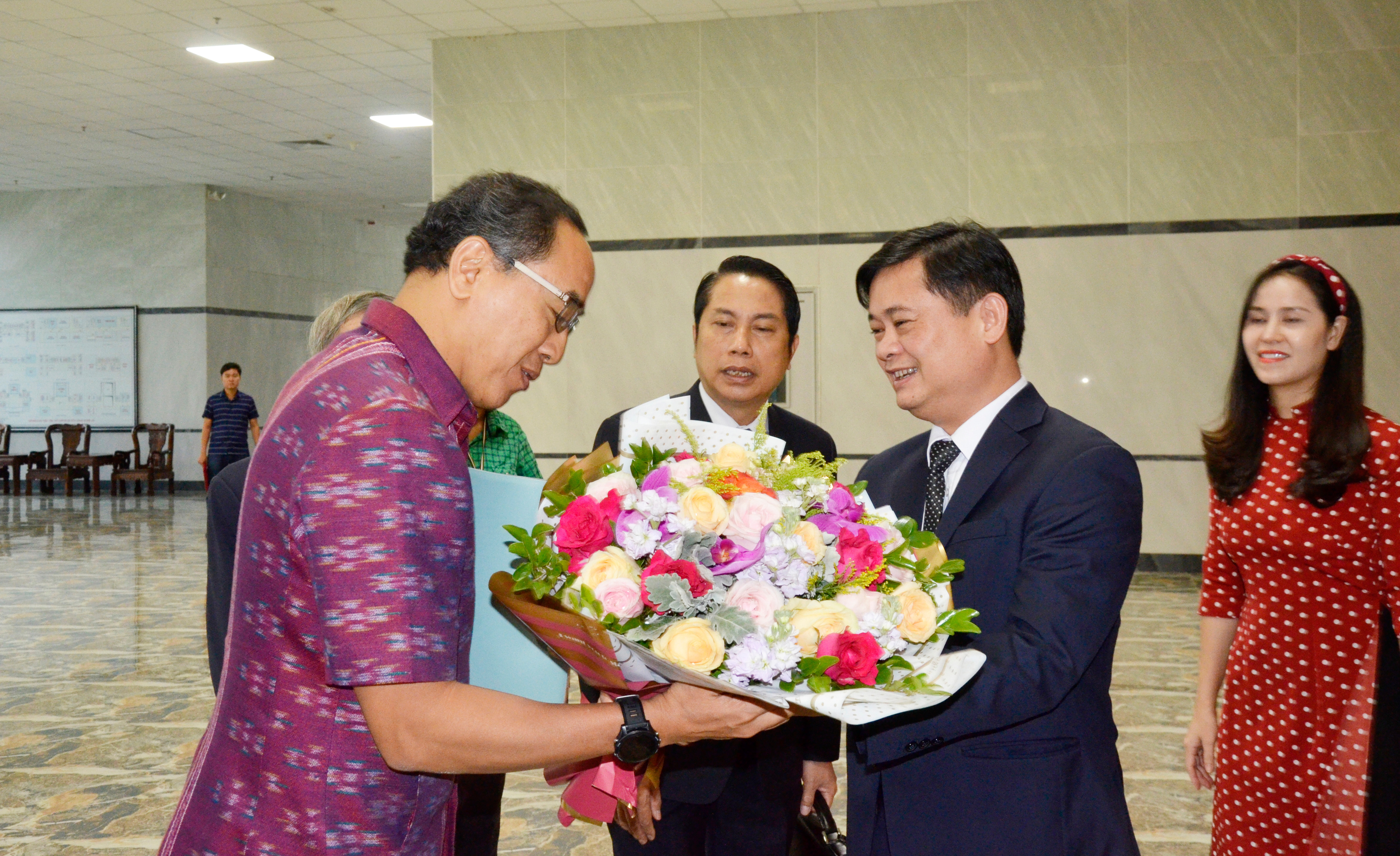 Chủ tịch UBND tỉnh Thái Thanh Quý tặng hoa cho Ngài