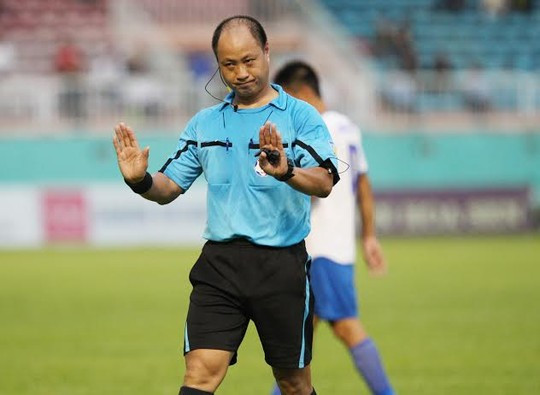 Trọng tài Hoàng Anh Tuấn luôn là nhân vật nhiều tai tiếng sân cỏ Việt Nam trong những mùa giải gần đây. Ảnh VPF
