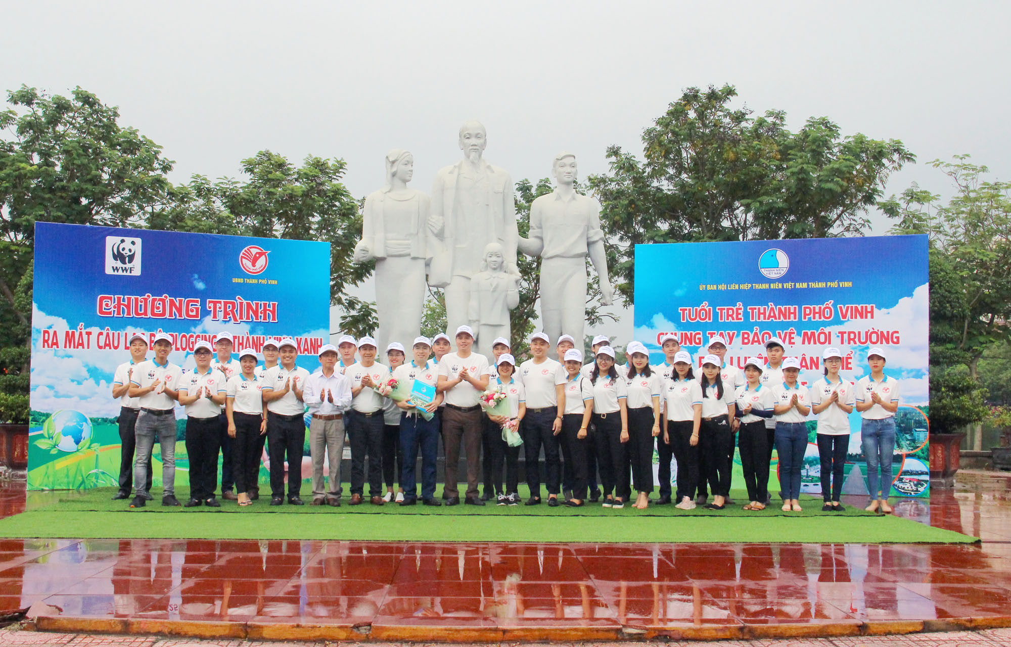 Đại diện Tổ chức WWF Việt Nam và lãnh đạo thành phố trao Quyết định thành lập Câu lạc bộ