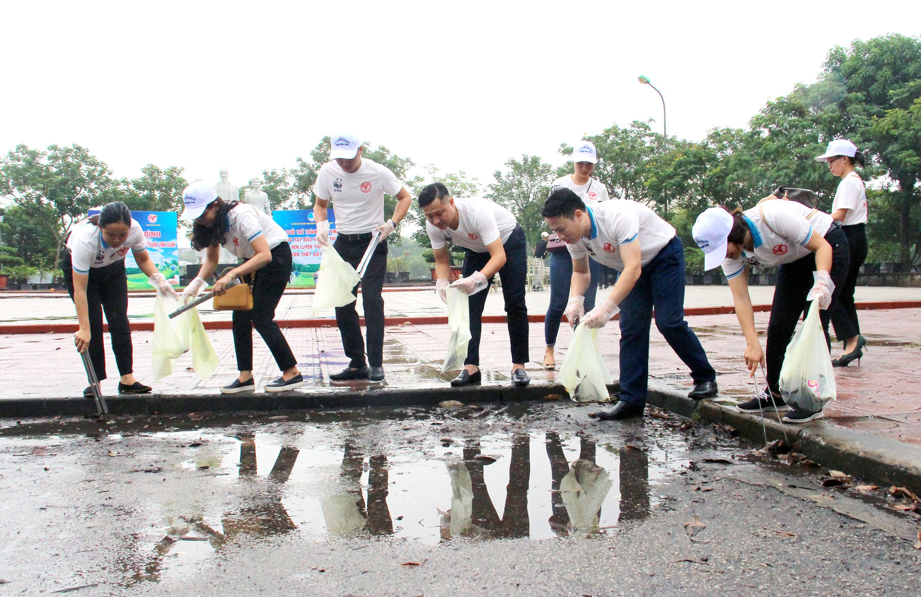 Triển khai cho các thành viên CLB Plogging đi bộ, nhặt rác tạikhuôn viên Công viên Nguyễn Tất Thành và khu vực xung quanh Hồ Goong