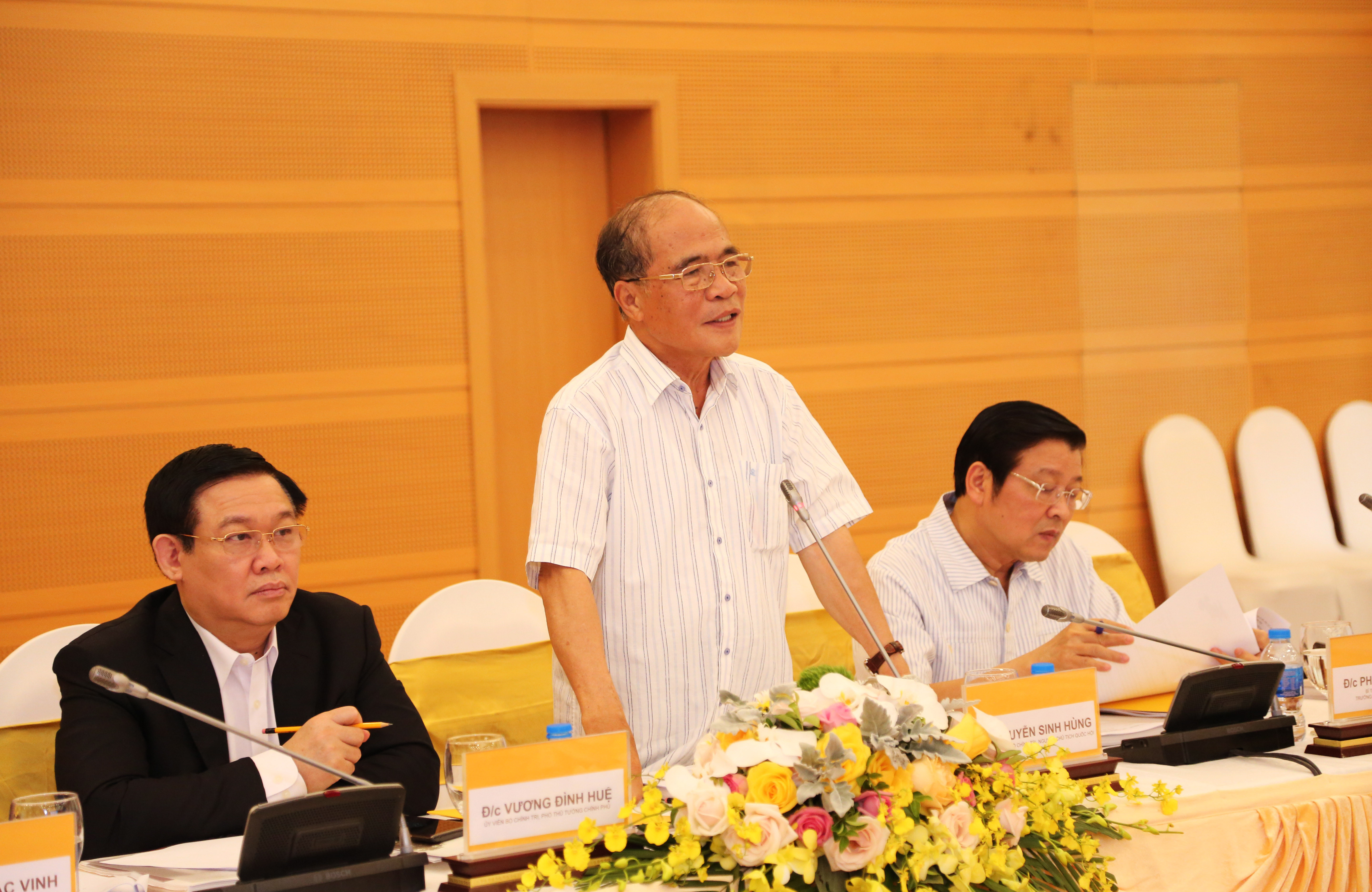 Nguyên Chủ tịch Quốc hội Nguyễn Sinh Hùng góp ý tại buổi làm việc. Ảnh: Đào Tuấn