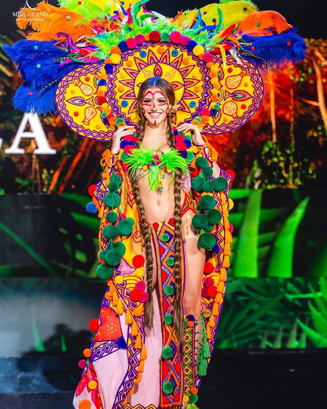 Trang phục dân tộc đầy màu sắc, hoang dại đậm nét Latin góp phần tạo nên dấu ấn riêng của Valentina Figuerm tại cuộc thi năm nay