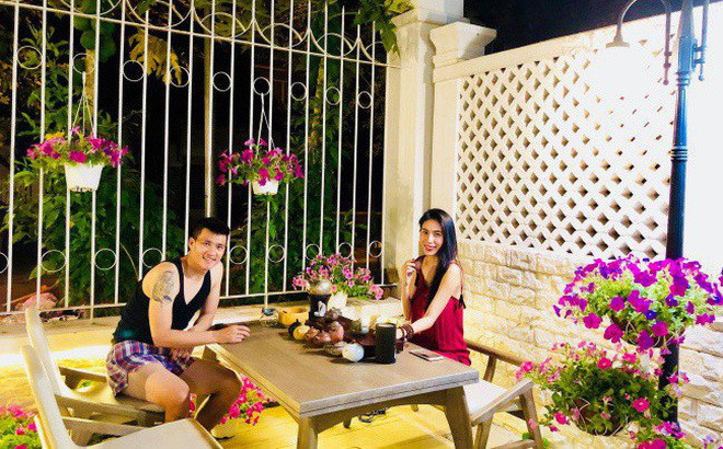 Buổi tối, không gian sân vườn với ánh sáng vàng ấm áp cùng bộ bàn ghế đơn giản, đủ để vợ chồng Thủy Tiên, Công Vinh trò chuyện sum vầy.