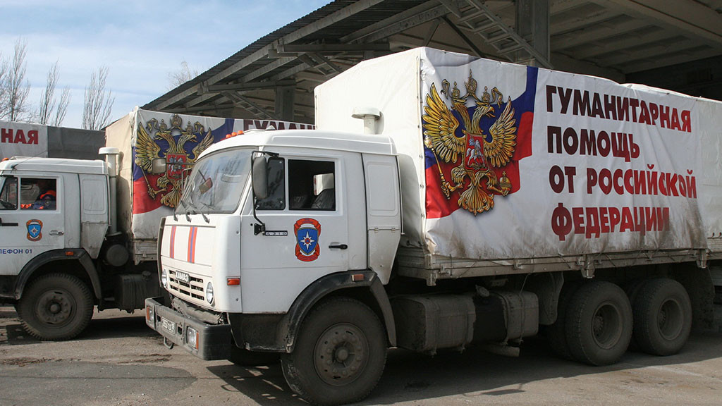 Những chuyến xe cứu trợ nhân đạo của Nga tới Donbass. Ảnh: TASS