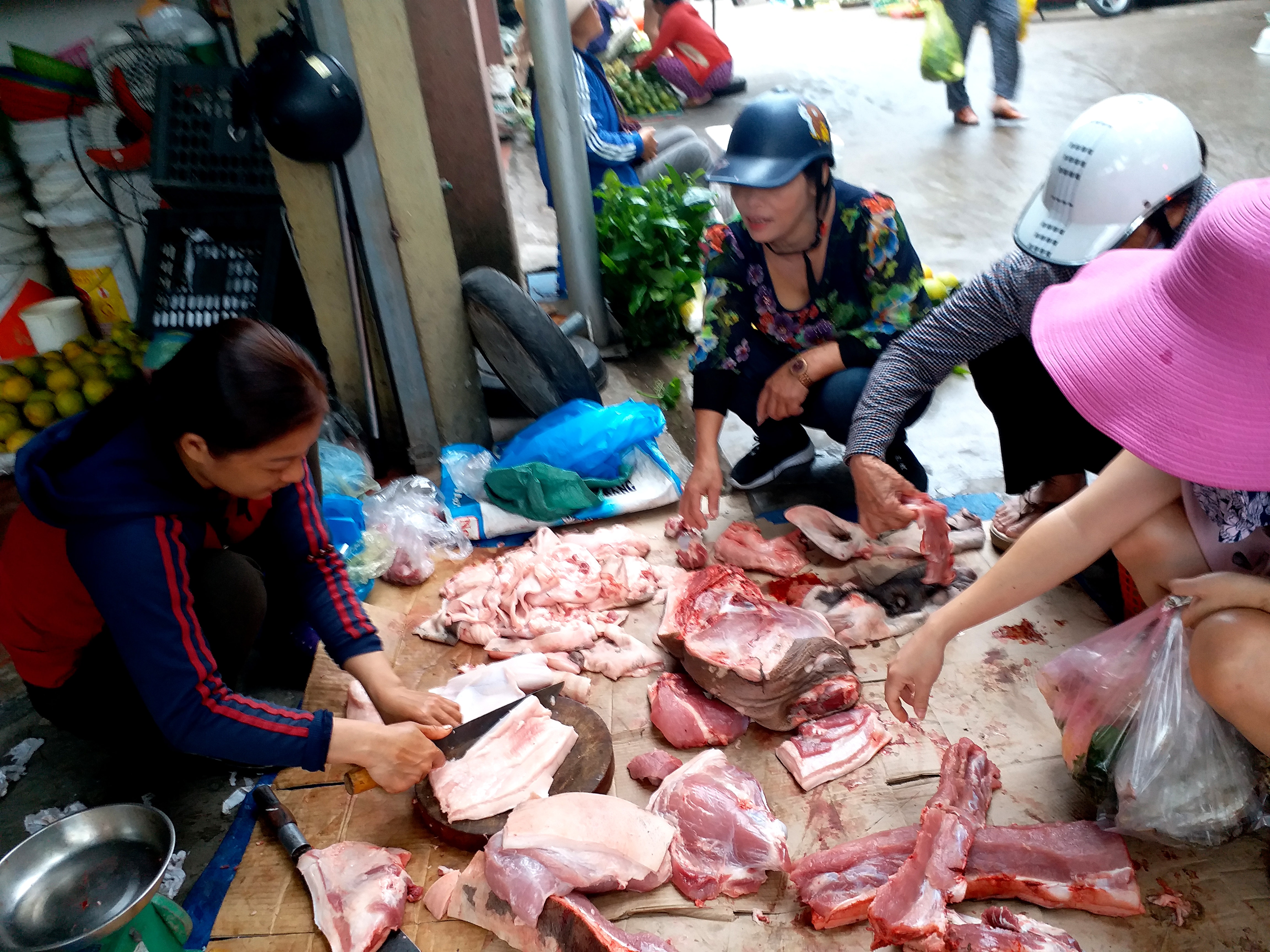 Dùng không có dấu kiểm dịch, không đảm bảo VSATTP theo quy định nhưng các sạp thịt lợn vỉa hè rất đông người mua bởi 